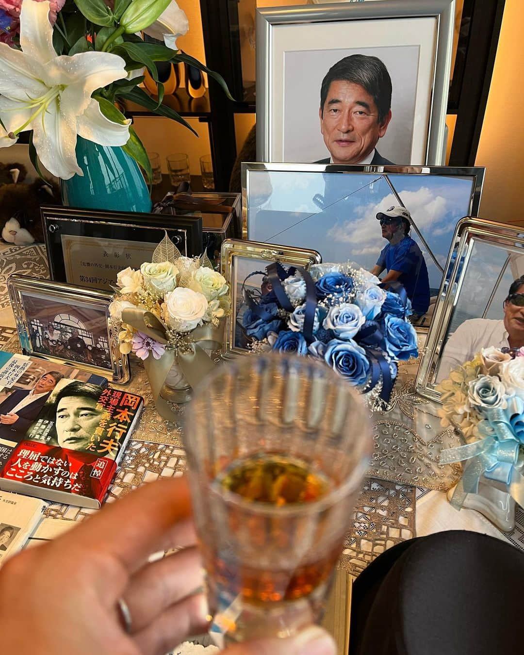 小泉進次郎さんのインスタグラム写真 - (小泉進次郎Instagram)「今日は3年前にコロナで亡くなられた元外交官の岡本行夫さんの命日。  ご自宅にお伺いして岡本さんが大好きだったウイスキーで献杯させて頂きました。  「岡本行夫さんだったら今の国際情勢をどう捉えるだろうか…」  そんなことをよく考えます。今も、これからも、岡本イズムを大切に外交・安保政策に向き合っていく決意です。  #岡本行夫 #外交官  #命日  #ウイスキー #献杯  #外交 #安全保障」4月24日 21時26分 - shinjiro.koizumi