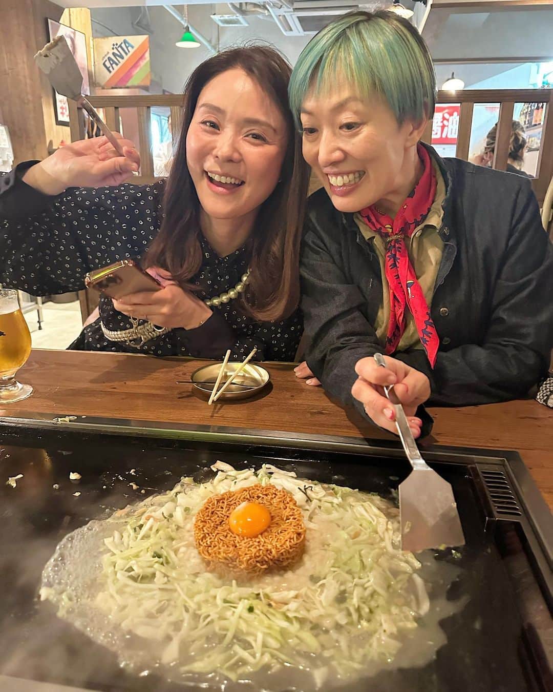 池尻和佳子さんのインスタグラム写真 - (池尻和佳子Instagram)「大好きメンバーで4軒はしご🪜焼肉、もつ鍋、餃子、もんじゃ。どうかしてる楽しさで週の始めからトップギア入れとります。」4月25日 8時18分 - wakako_ikejiri_rkb
