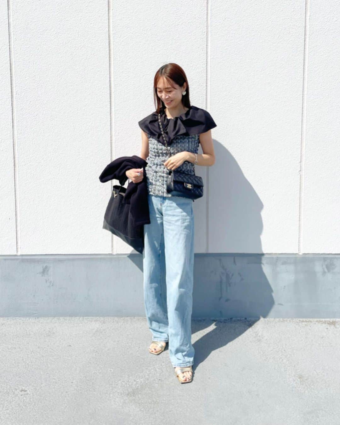 鈴木優美 のインスタグラム：「先日伊勢丹新宿POPUPでお持ち帰りした @hiand_official のトップス🤍 ぽこぽこ感が可愛い☺️ 薄デニムと合わせてカジュアルコーデにしました👖 トップスは前後で着られる2way❣️ ちなみにPOPUPは伊勢丹新宿1Fで今日4/25まで開催中です✨ . そしていよいよゴールデンウィークですね✨ 我が家は大型連休にはならないので、旅行は夏以降。 日帰りで楽しめるオススメスポットあったら教えてください🤭💕 . . . . . . . . #伊勢丹 #伊勢丹新宿店 #ポップアップ #hiand #chanel #gu #nlove #ハイアンド #シャネル #ジーユー #エヌラブ #デニムコーデ #30代コーデ #30代ファッション #いよいよ #ゴールデンウィーク」