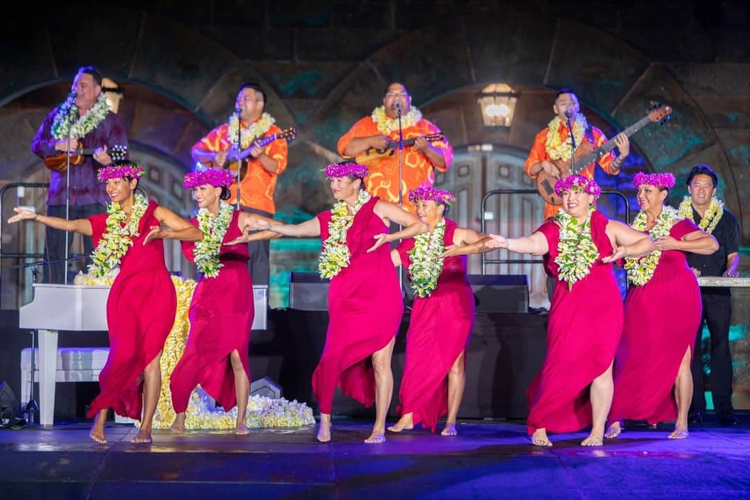 ハワイアン航空さんのインスタグラム写真 - (ハワイアン航空Instagram)「It's the final countdown to Hawaiian Airlines May Day 2023 with @kahulileolea. Don't forget to tune in to our May Day celebrations via Facebook Live on Monday, May 1 at 7 pm HST. You can also get your tickets to the in-person event at the Bishop Museum at www.wearalei.org.   #MayDay #LeiDay #MayDayConcert」4月25日 7時06分 - hawaiianairlines