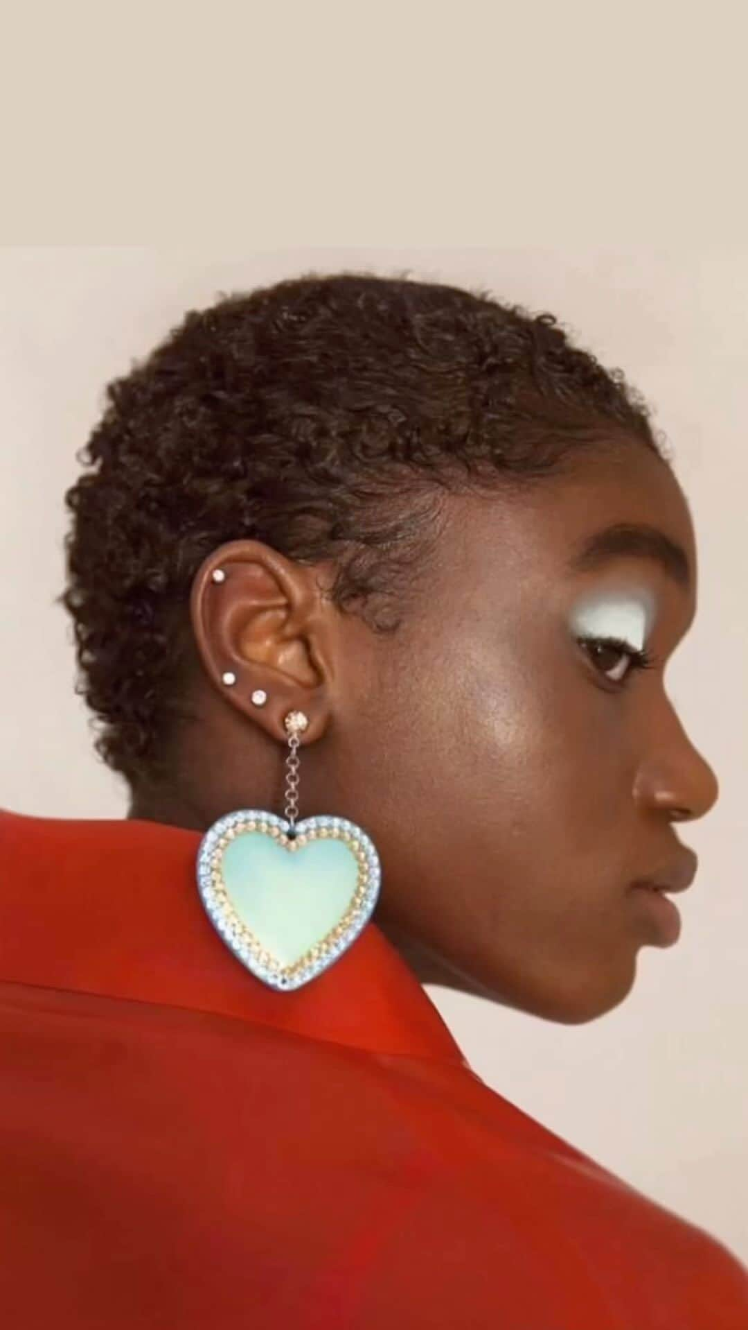 タリナ タランティーノのインスタグラム：「A great earring makes a statement without saying a word.  Shop Pave Heart earrings at the link in bio☆彡💖」