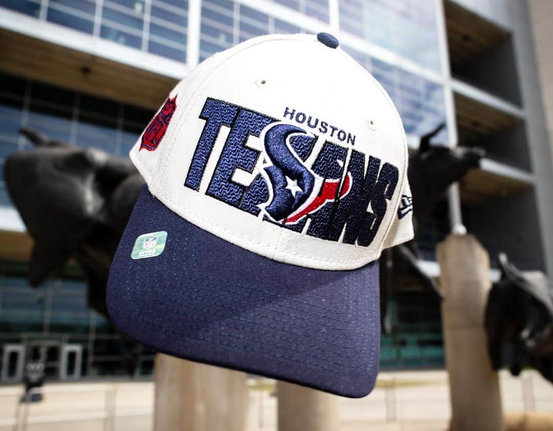 ヒューストン・テキサンズのインスタグラム：「Found an extra draft hat laying around 👀   Drop a 🤘 and DT if you want it!」