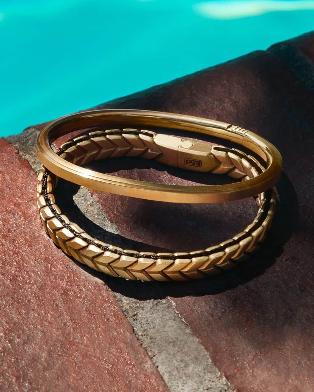 デビッドヤーマンのインスタグラム：「Modern lines meet classic patterns. Streamline®’s sleek edges set off Chevron’s timeless V-shaped motif.  #DavidYurman #bracelet #DYChevron」