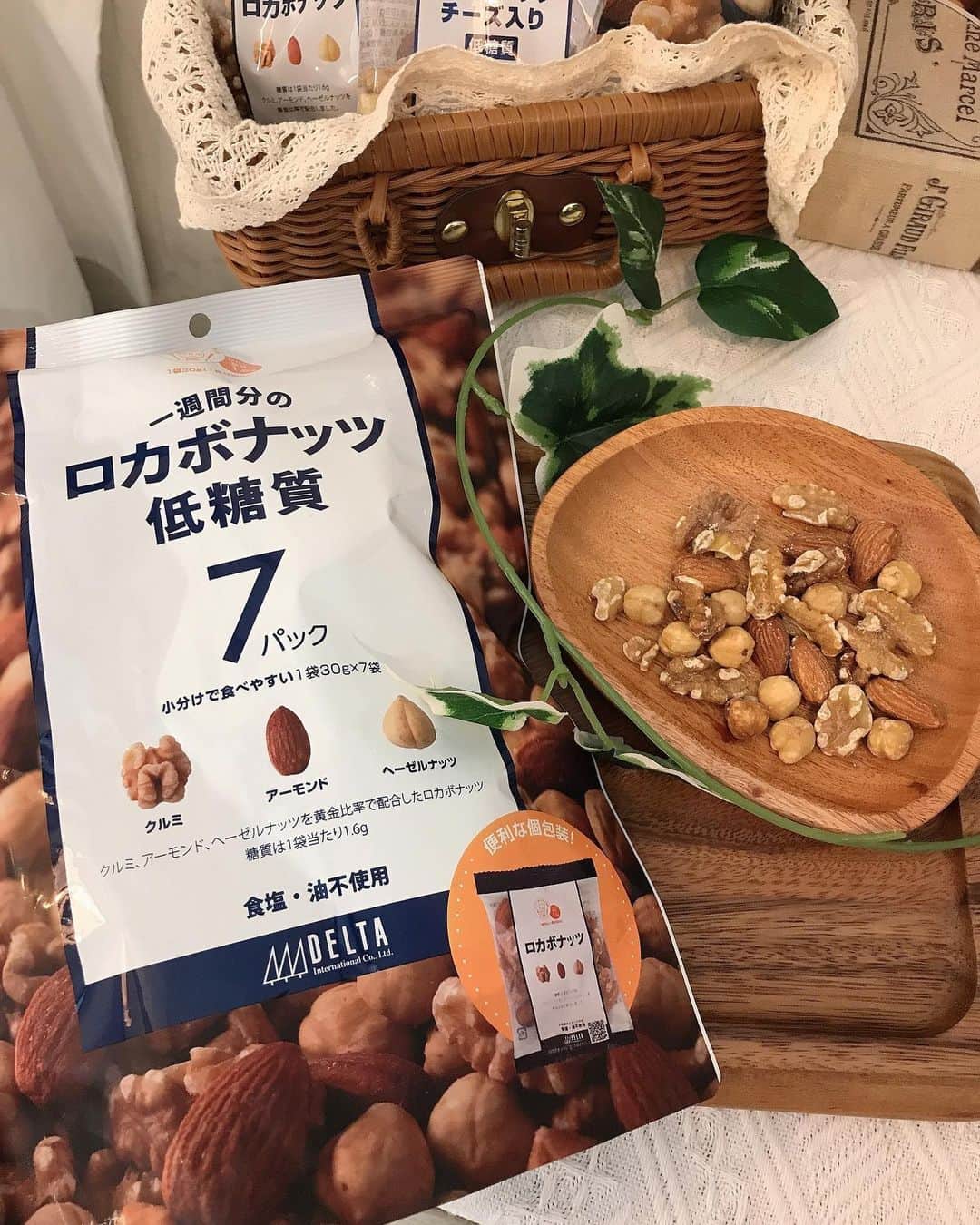 葵さんのインスタグラム写真 - (葵Instagram)「2日間開催されました、 @ccj_official.jp さまのイベント続き✨  小腹が空いたらロカボナッツにしようと決めました♡ @locabo_nuts_official  こちらの1週間分のロカボナッツ低糖質は、 小袋になっていて食べやすいです。 一袋の糖質がたったの1.6g！！ なんてヘルシーなんでしょう(´∀｀=)  くるみ、アーモンド、ヘーゼルナッツと身体に優しい低糖質 で、ビタミンEやオレイン酸、食物繊維も摂取できます！ ヘルシーなのにしっかりとお腹が満たされます♡  会場ではそのまま食べたり、ヨーグルトに入れたり、サラダにいれたりして食べましたが、おうちでもサラダに入れてみたよ！ ナッツが香ばしくておいしくて料理にも合います♪  健康な毎日にロカボナッツはいかがでしょう✨ #ロカボナッツ#ロカボ生活#CCJ2023#ヘルシーな生活 #ナッツ大好き」4月25日 7時09分 - dolphin_coconut