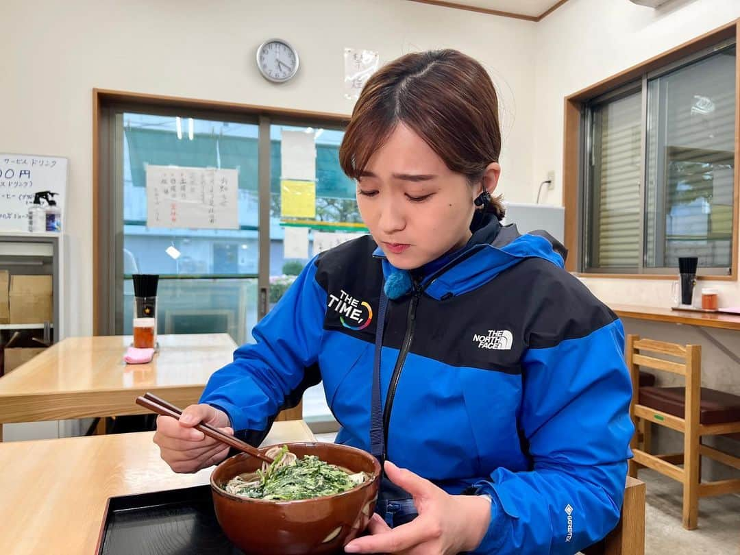 篠原梨菜さんのインスタグラム写真 - (篠原梨菜Instagram)「#早朝グルメ 東京・江東区潮見駅近く 立喰そば　大むらへ！ 朝6時から営業ですが、準備が出来次第開けているそう。 おそばに顔ほど大きな春菊の天ぷらがついて300円‼️ カツオの出汁がきいたつゆ。サクサクに揚がった見た目も美しい春菊の天ぷら。しみる美味しさ！ #朝5時の美味time #thetime_tbs #立喰そば大むら  #立ち食いそば #潮見グルメ  #春菊の天ぷら  #tbs」4月25日 7時11分 - shinorinatbs