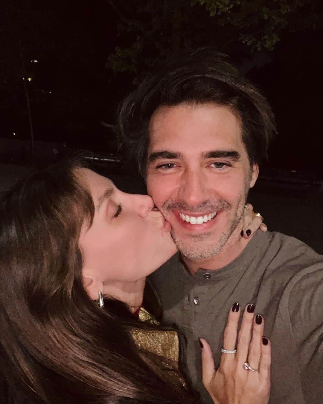 Glam4Youのインスタグラム：「Sumida por um motivo lindo 💍 Obrigada meu amor, por fazer desse momento tão especial, em um lugar mais do que especial, bem do nosso jeitinho… pra sempre sim pra você @alcyraraujo | Um dia conto para vocês como foi, mas posso dizer que foi tão eu, tão a gente, e só temos essas fotos (1- selfie, 2- pedimos a uma pessoa passando na rua mas não rolou muito foco já que era quase meia noite em frente ao Central Park). Mas uma coisa eu tenho certeza, o momento estará pra sempre guardado e registrado onde ele mais precisa estar, no meu/nosso coração ❤️」