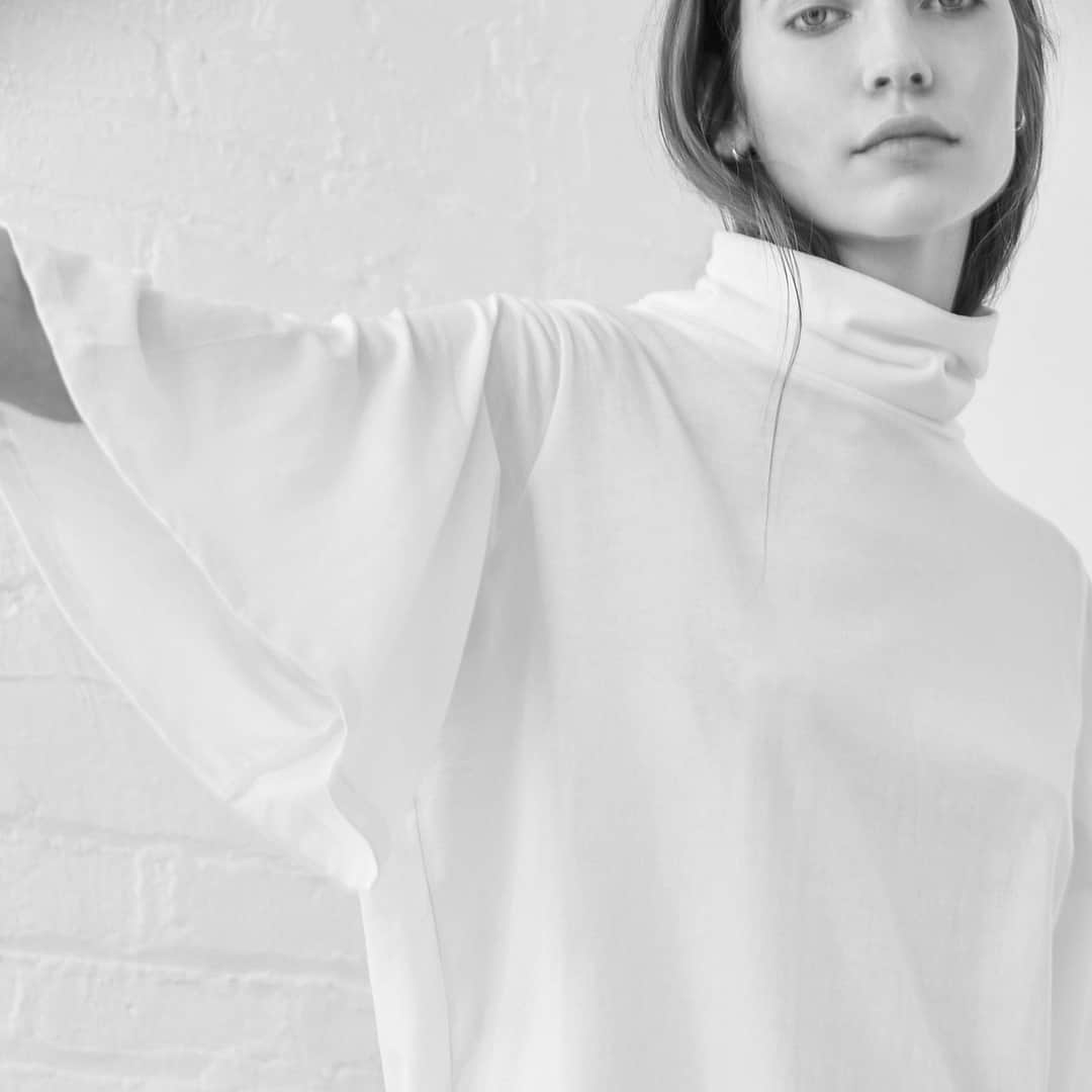 デミリーのインスタグラム：「The Amie Top in ultra-soft pima cotton jersey, featuring a softly slouched standing turtleneck and swinging, flared half sleeves.」