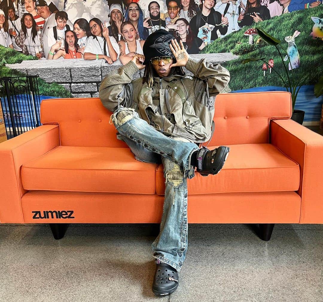 zumiezさんのインスタグラム写真 - (zumiezInstagram)「We had @zillakami in the building today shooting new photos for @dogyearsskateclub check it out in our reels」4月25日 7時23分 - zumiez