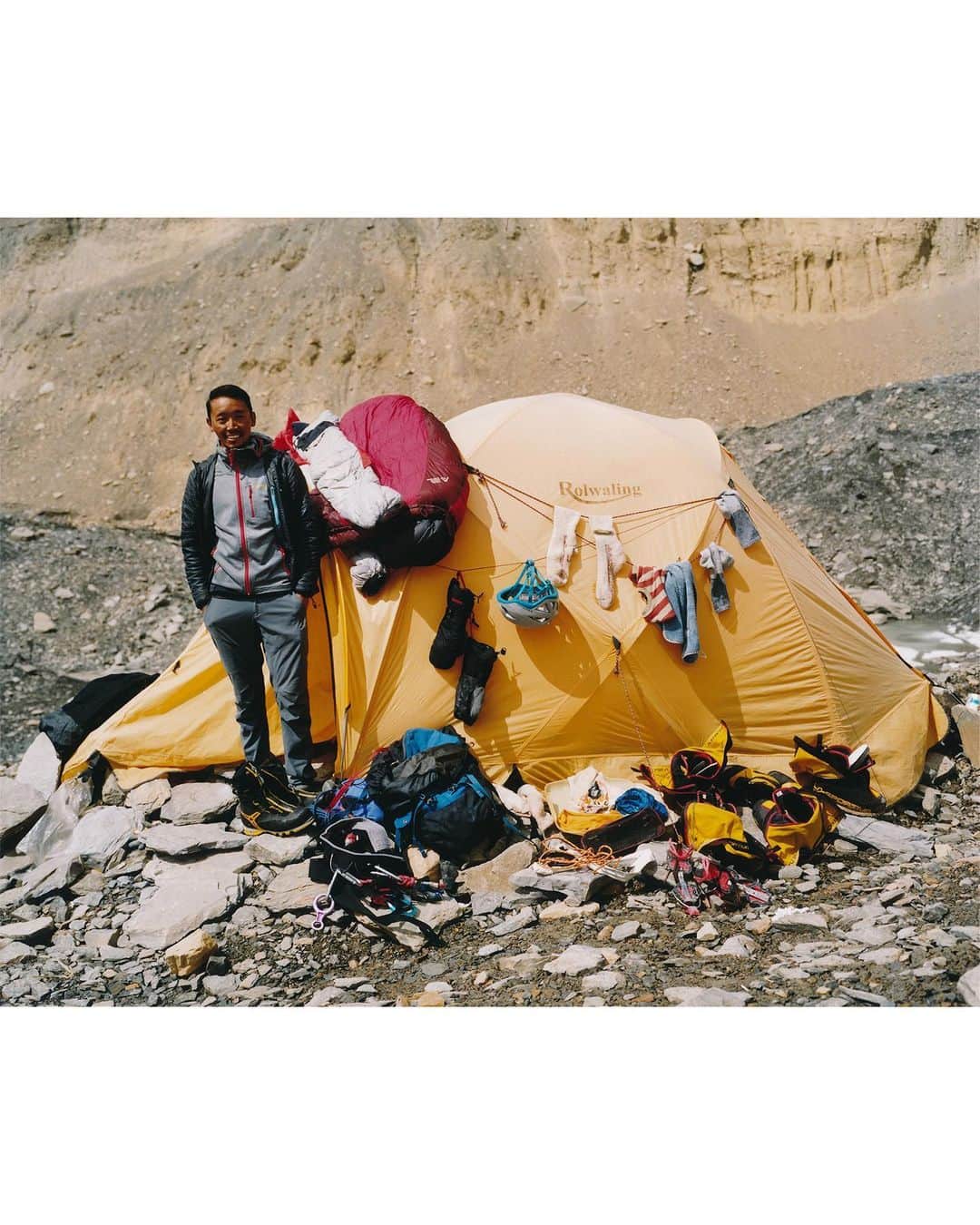 石川直樹さんのインスタグラム写真 - (石川直樹Instagram)「Rest in peace Pemba Tenzing. 2023年4月12日、ペンバ・テンジンがエベレストで亡くなった。 ぼくはペンバと一緒に、アマダブラム、ダウラギリ、カンチェンジュンガ、K2、ブロードピーク、マナスルに登頂した。これらの山頂における自分の写真は、すべてペンバが撮ってくれたものだ。そして、これらの山の頂上でのペンバの登頂写真は、すべて自分が撮影している。 どの山も、ペンバがいなければ登頂できなかった。特に最後のマナスルは、強風が吹き荒ぶC4で皆が引き返していくなか、あいつが「行こう」と言ってくれなかったら、登れていなかった。普通なら間違いなく引き返す状況だった。 アンナプルナにも声をかけたが、彼はすでに一度登頂していたから来なかった。そして、エベレストに行き（すでに7回も登頂しているのに）、荷揚げの最中、落ちてきたセラックの下敷きになった。アンナプルナのC2で、その報せを聞いたとき、ぼくは涙が止まらなかった。 ペンバのことはいつかきちんとした原稿に書く。書かなければいけないと思っている。そのペンバや一緒に亡くなった2人の若いシェルパとその家族をサポートするファンドが立ち上がったのでシェアします。 . リンクはミンマのBio、もしくはストーリーに。 . 1: K2 GodwinAustin Glacier, 2022 2: Dhaulagiri BC, 2022 3: Manaslu, just below the summit, 2022 4: Kanchenjunga C3, 2022 5: BroadPeak summit, 2022 6: Dhaulagiri summit, 2022 7: Dhaulagiri Glacier, 2022 8: Chiring and Pemba in Kanchenjunga, 2022 9: Kanchenjunga summit, 2022 10:  #Repost @mingma.g @imaginenepal」4月25日 7時23分 - straightree8848