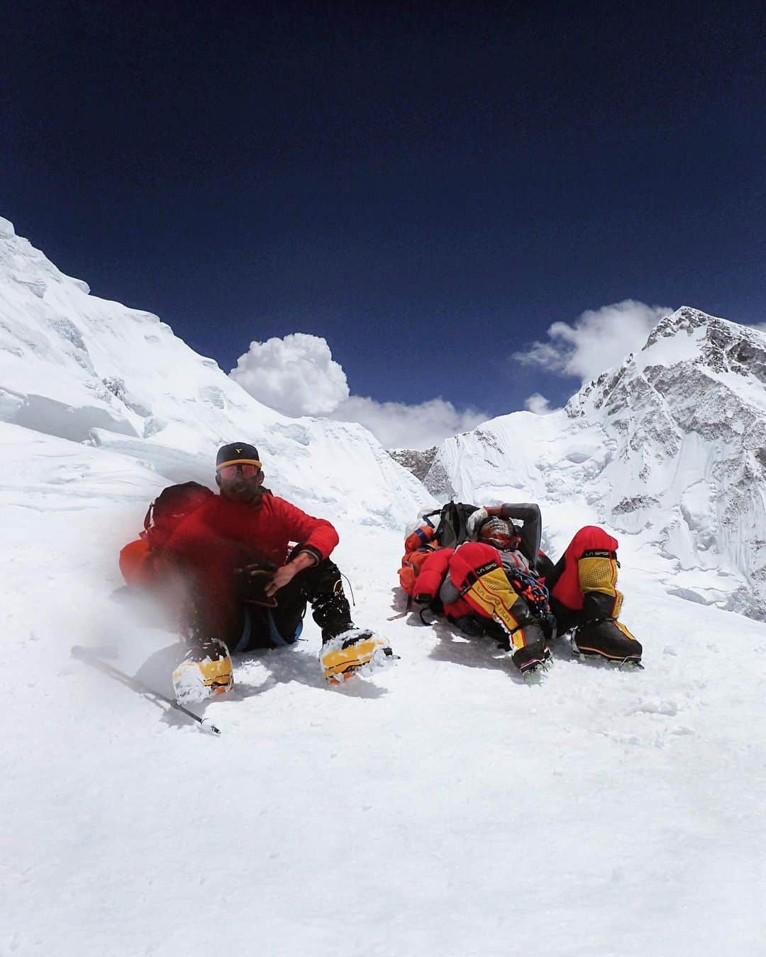石川直樹さんのインスタグラム写真 - (石川直樹Instagram)「Rest in peace Pemba Tenzing. 2023年4月12日、ペンバ・テンジンがエベレストで亡くなった。 ぼくはペンバと一緒に、アマダブラム、ダウラギリ、カンチェンジュンガ、K2、ブロードピーク、マナスルに登頂した。これらの山頂における自分の写真は、すべてペンバが撮ってくれたものだ。そして、これらの山の頂上でのペンバの登頂写真は、すべて自分が撮影している。 どの山も、ペンバがいなければ登頂できなかった。特に最後のマナスルは、強風が吹き荒ぶC4で皆が引き返していくなか、あいつが「行こう」と言ってくれなかったら、登れていなかった。普通なら間違いなく引き返す状況だった。 アンナプルナにも声をかけたが、彼はすでに一度登頂していたから来なかった。そして、エベレストに行き（すでに7回も登頂しているのに）、荷揚げの最中、落ちてきたセラックの下敷きになった。アンナプルナのC2で、その報せを聞いたとき、ぼくは涙が止まらなかった。 ペンバのことはいつかきちんとした原稿に書く。書かなければいけないと思っている。そのペンバや一緒に亡くなった2人の若いシェルパとその家族をサポートするファンドが立ち上がったのでシェアします。 . リンクはミンマのBio、もしくはストーリーに。 . 1: K2 GodwinAustin Glacier, 2022 2: Dhaulagiri BC, 2022 3: Manaslu, just below the summit, 2022 4: Kanchenjunga C3, 2022 5: BroadPeak summit, 2022 6: Dhaulagiri summit, 2022 7: Dhaulagiri Glacier, 2022 8: Chiring and Pemba in Kanchenjunga, 2022 9: Kanchenjunga summit, 2022 10:  #Repost @mingma.g @imaginenepal」4月25日 7時23分 - straightree8848