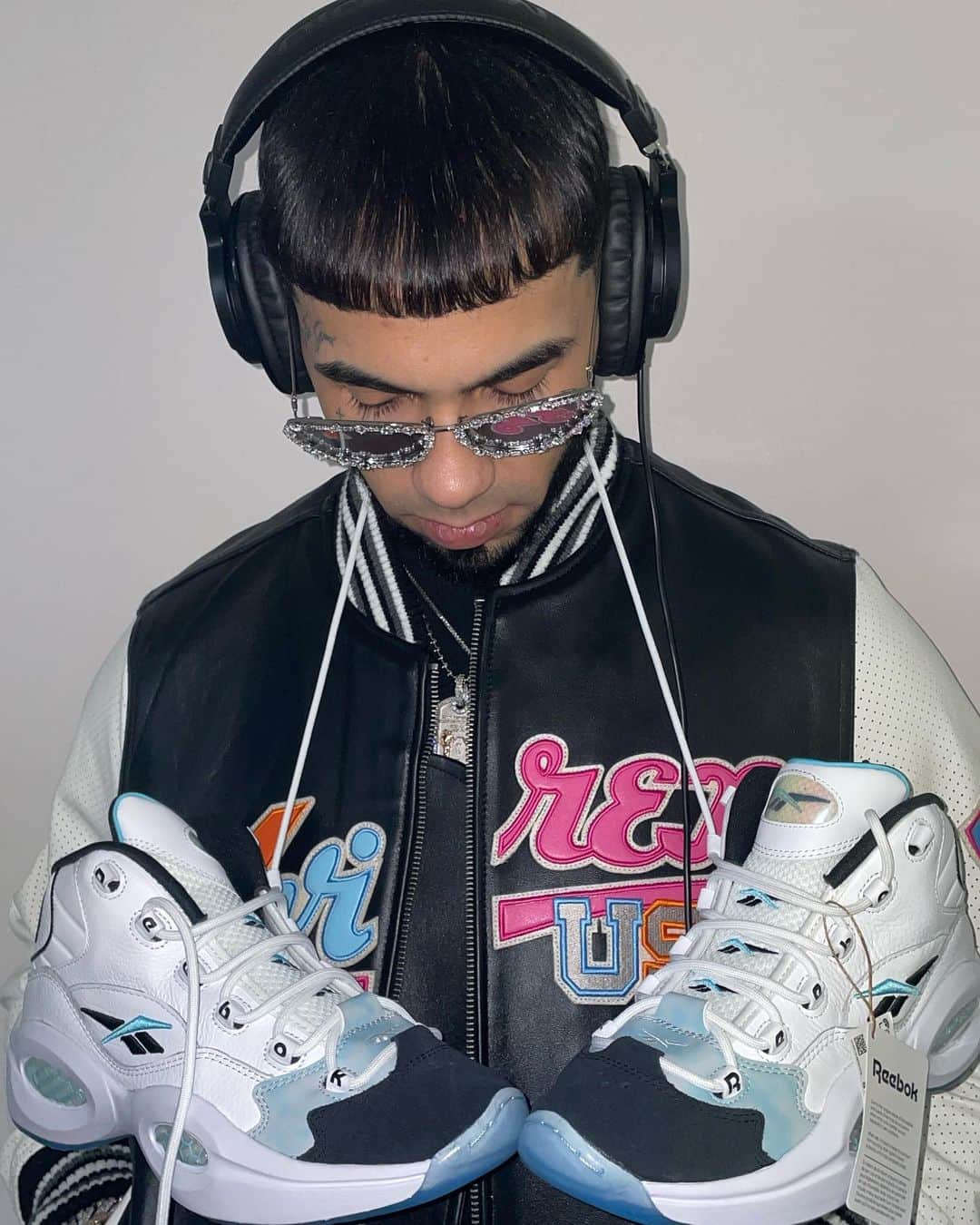 Foot Lockerのインスタグラム：「MAÑANA SALEN MIS 2 @reebok 👟👟👟👟 AL MAS QUE COMENTE LE VOY A REGALAR LOS 2 PARES FIRMADAS!!!!!!! 🖊️🖊️🖊️🖊️🖊️ @footlocker   #Rompecorazones 💔💔💔💔🔜」