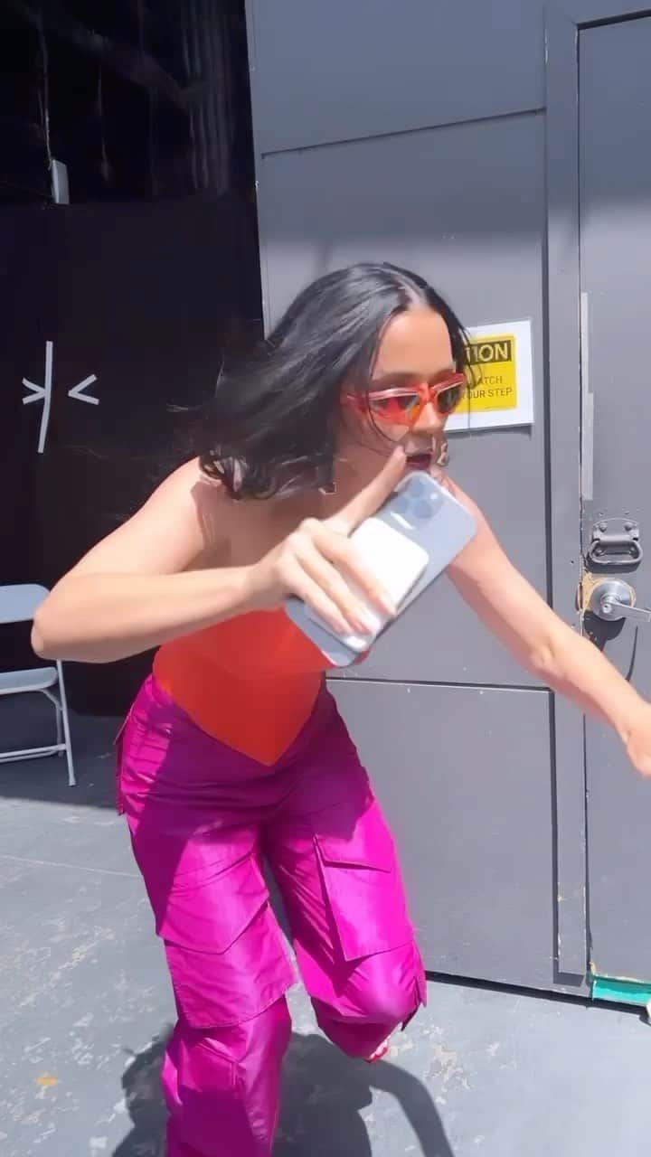 ケイティ・ペリーのインスタグラム：「Don’t trip y’all, #idol is live tonight ⚠️」