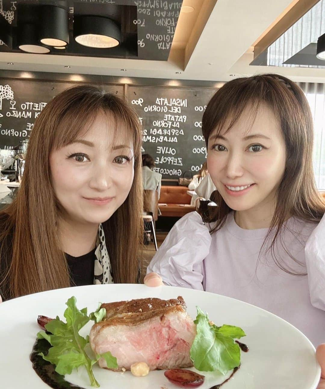 イトウジュン（タイ料理研究家）さんのインスタグラム写真 - (イトウジュン（タイ料理研究家）Instagram)「前回の続き  期間限定　5月21日まで❣️ 表参道ヒルズ3階【FRATELLI PARADISO】にて オーストラリアぶどう🍇フェア開催中 お値打ち過ぎる豪華なランチコース4500円❣️税込み　ドリンク付 『オーストラリアぶどうのスペシャルランチコース』天才過ぎるお味付け堪能してきました ★アミューズ　ボッタルガプレッツェル これ考えた人天才すぎる カラスミとシード、ナッツ🥜のプレッツェル🥨激うま　あと引きます ★前菜　ホタテのカルパッチョ　白ぶどうヨーグルトとエシャロットのヴィネグレット 大粒のホタテにヴィネグレットの酸味がたまらなく合います ★パスタ　鰯とサフランのキタッラ　自家製レーズンパン粉 レーズンと鰯が絶妙✨ ★メイン　北海道産どろ豚の低温調理ロースト　赤ぶどうとバルサミコソース 低温調理で柔らかい〜 ★デザート　パンナコッタ2色のぶどうとローズマリーのクランブル ローズマリーがどんな風に味するのか？って思ったらすごい！口の中の後味がスッキリする感じ。ローズマリー感が優しい〜 ★カフェ ★オーストラリアぶどうのスプリッツアー　美味しすぎて何杯も飲みたくなります  オーストラリアぶどう🍇はタネなし 皮のまま食べられて嬉しい😆 皮付きのぶどう🍇って酸っぱいイメージあったけど甘いですー🤭 手作業で丁寧に収穫されてるのでキズとなくて見た目が綺麗😍✨  ぶどう🍇はアトシアニン、ポリフェノールたっぷりで自然のスーパーフード 低GI値なので食後の血糖値を気にしてる人にもギルティフリー  期間限定なのでまた行きたい豪華なコースでした✨😊  音仲紗良さん、お誘いありがとうございました😊  表参道A2番出口徒歩3分 表参道ヒルズ3階 フラテリパラディッソ  【月〜土】11:00 ~ 23:00 (L.O. FOOD 22:00 / BAR FOOD・DRINK 22:30） 【日・祝日】 11:00 ~ 22:00 (L.O. FOOD 21:00 / BAR FOOD・DRINK 21:30）  #表参道ランチ  #オーストラリアぶどうフェア #オーストラリア産ぶどう #表参道ヒルズ #コスパランチ #期間限定 #スーパーフード #低gi  #ぶどう #ぶどうフェア #表参道 #美女友図鑑  #表参道グルメ  #表参道コスパグルメ  #旬の食材 #シードレスグレープ  #トンプソングレープ #ぶどう好き  #スプリッツァー  #昼シャン #昼飲み  #fraterriparadiso  #フラテリパラディソ #ボッタルガ #ブレッツェル  #growningoodnature  #オーストラリアぶどう」4月25日 7時33分 - junito.13