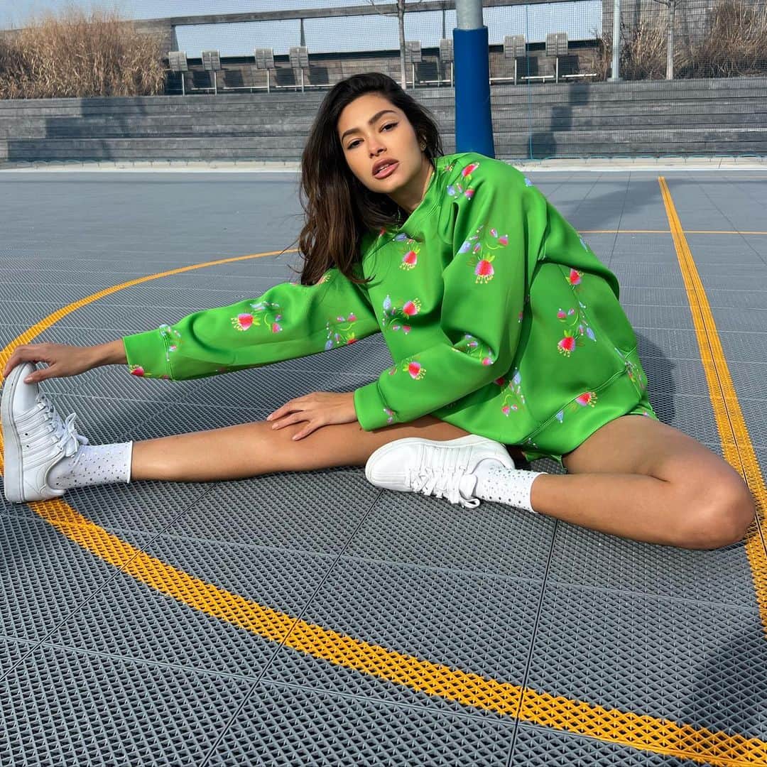 シンシア ローリーのインスタグラム：「Stretch the rules • • •  Our new Bonded Sport Collection available in the this cute Strawberry print & a variety of colors - perfect for spring & summer!🍓」