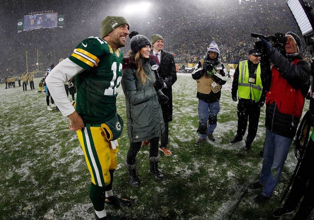 エリン・アンドリューズのインスタグラム：「One of my favorite pics after one of the 500 interviews we’ve done at @lambeaufield. End of an era. See you in New York @aaronrodgers12」