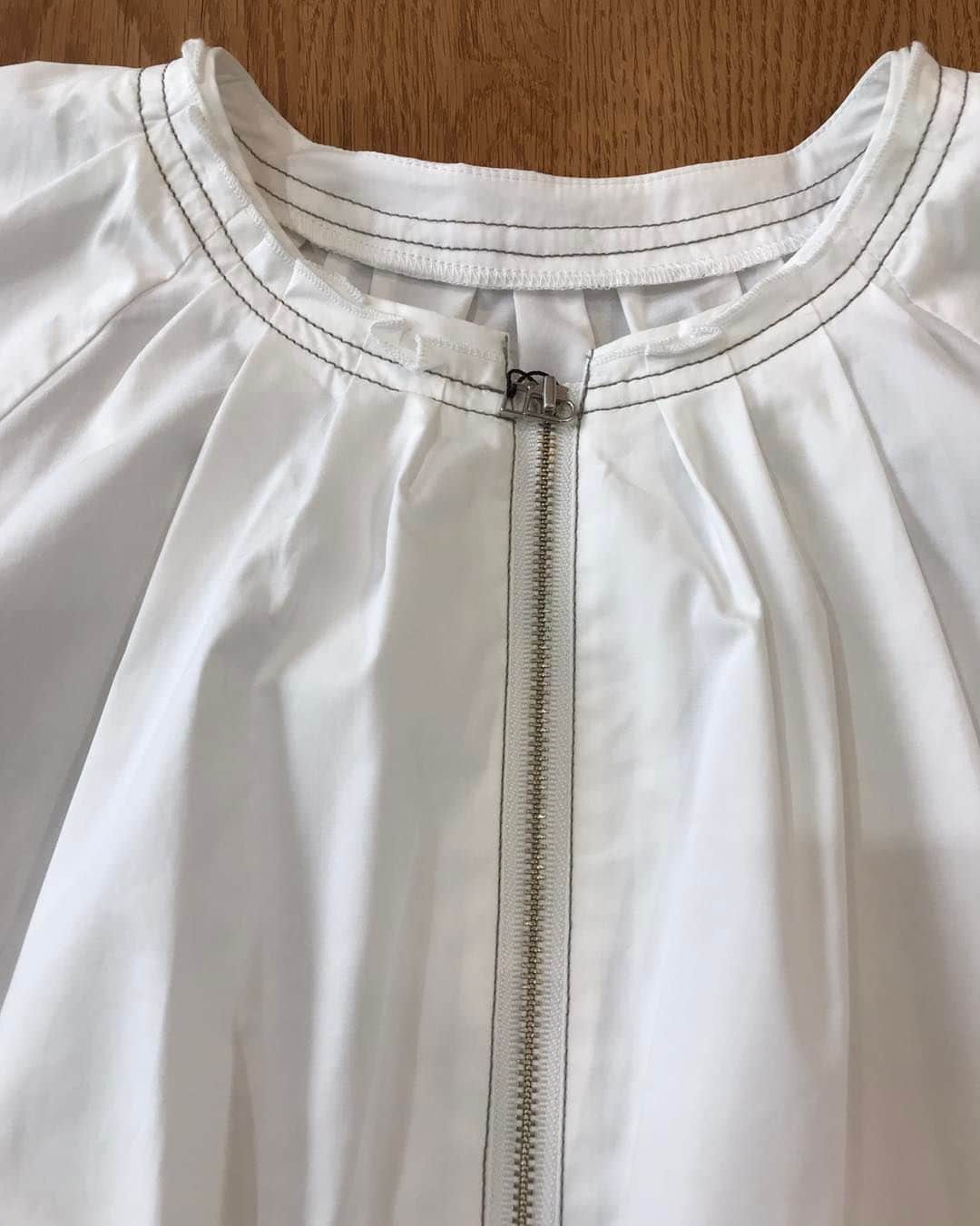 M2companyさんのインスタグラム写真 - (M2companyInstagram)「八分袖のジップブルゾン。 発色の良いコットンで、襟元のギャザーと、ステッチがアクセントの一枚です。  立体的なふんわり袖の袖口にはゴムが…… 更にふんわり。  初夏の羽織りものに　ぴったりです。  サイズ　／  フリー  カラー　／  オフホワイト、イエロー、グリーン、ブラック  #pareatsu #パレアッツ #m2company #エムツーカンパニー #2023SS #新作夏物 #ブルゾン #ブルゾンコーデ #おしゃれさんと繋がりたい  #ciao_varano」4月25日 7時37分 - pareatsu_official
