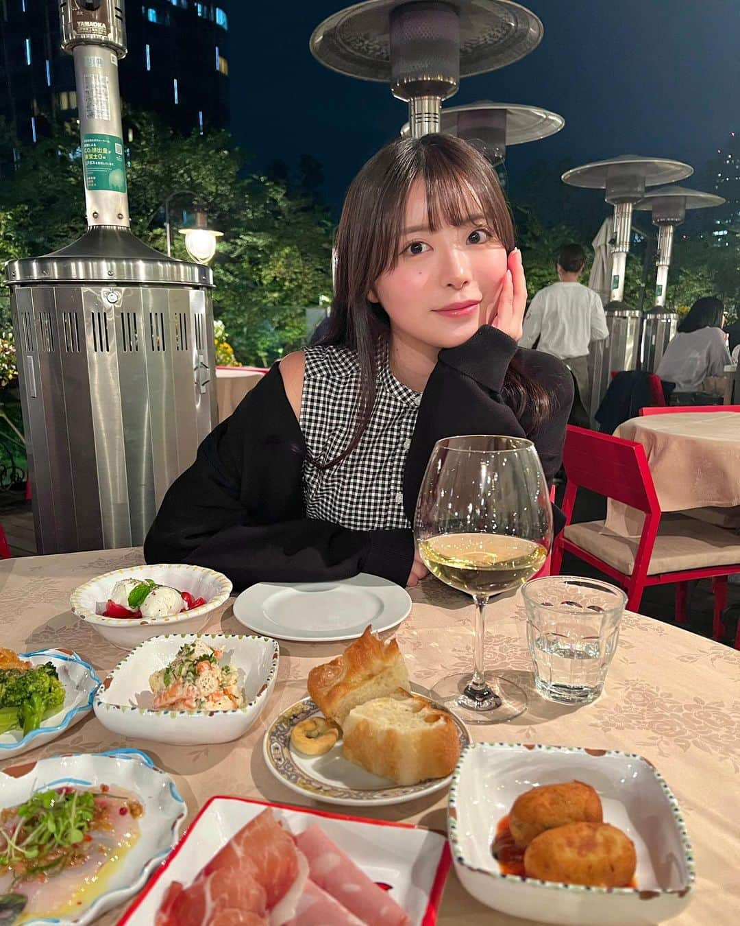 竹内花のインスタグラム：「おはようございます🌦️  昨日はままと行ってみたかったお店にご飯行きました！ とっても美味しくて久しぶりにお酒を飲んでままとたくさん話して楽しかったのでみんなに共有したくなっちゃった🫧  お仕事どう？頑張ってる？最近楽しい？とか色々な話して早く両親を安心させてあげなきゃなって思ったのでグラビアでも女優さんとしてももっとやりたいことが増えました🤫  叶えていけるように頼もしいみんなと頑張りたいのでこれからもよろしくお願いします🥳  毎日汗だくになるまでお風呂に入っているのでうるさんは気になってお風呂にきて一緒にくつろいでしまうのが2枚目です🛀 毎日かわいくなる努力を怠らないぞ〜！！  インスタだと文字たくさん書けるからたくさん書いてしまいます… 全部読んでくれてるかな？Twitterでは書ききれない気持ちをたくさん綴っているので読んでくれてたらうれしいな🤍  #グラビア #ナプレ #イタリアン #サイベリアン」