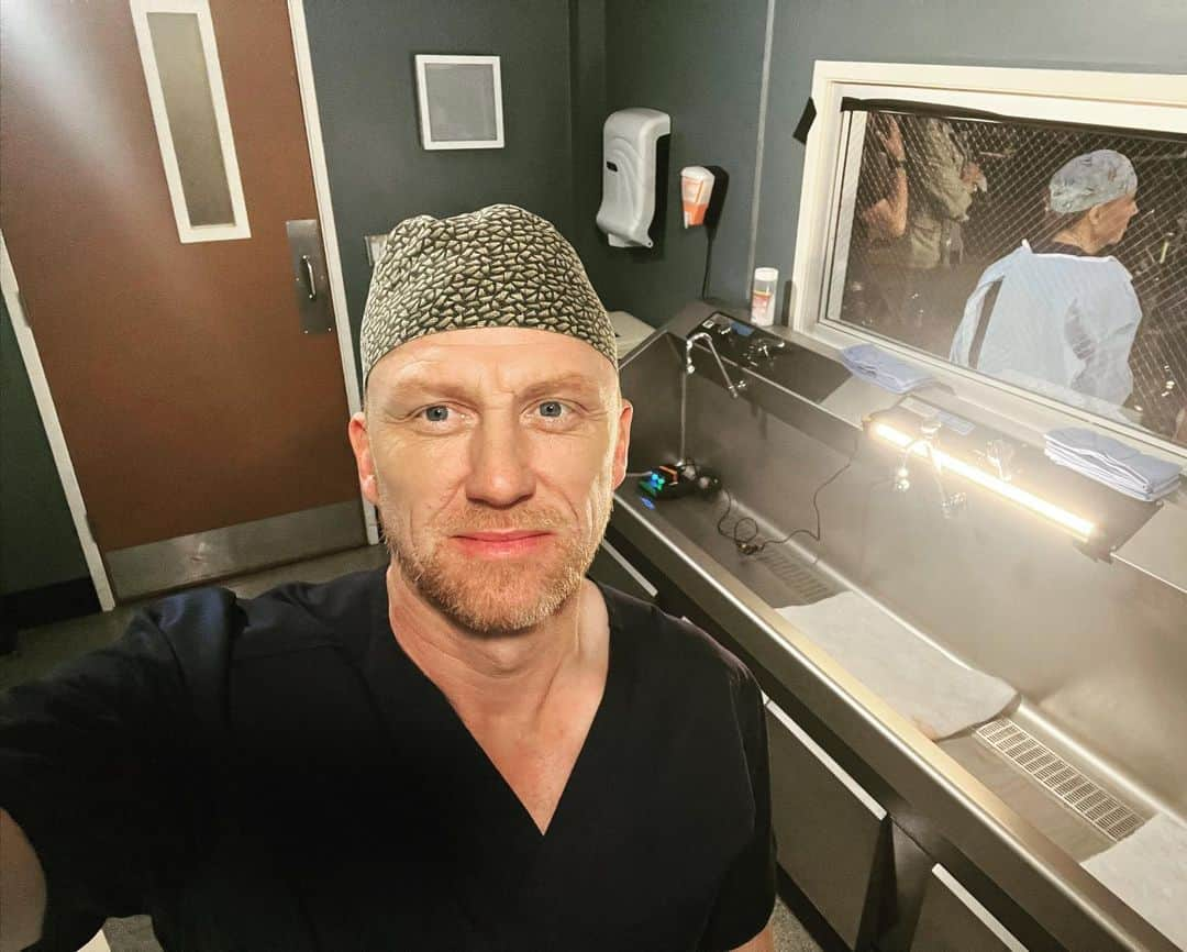 ケヴィン・マクキッドさんのインスタグラム写真 - (ケヴィン・マクキッドInstagram)「Shooting my final scene of season 19 @greysabc while simultaneously editing the FIRST HOUR of our amazing finale that I directed! Its been real folks!! #bts #greysanatomy」4月25日 7時42分 - therealkmckidd