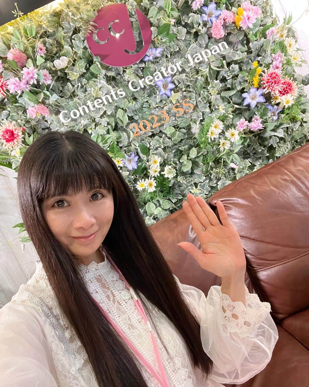 外村美姫さんのインスタグラム写真 - (外村美姫Instagram)「CCJ(コンテンツクリエイタージャパン）2023 SSに参加させて頂きました。ネスレ日本様の新作ドリンクを試飲させて頂きました～。  ネスレ ポーション ピーチティーラテ 冷たい牛乳や炭酸水、水で割るだけで簡単にピーチティーが楽しめます。爽やかなピーチの味わいが美味。気軽にお家でカフェ時間もいいね。ピーチの香りと紅茶の味わいが美味しかったです。  ネスレ 大人のご褒美　ダルゴナストロベリー5P 大人のご褒美に、飲んだ瞬間に心もほどけるドリンク。冷たい牛乳で溶かすだけ。きめ細やかで豊かな泡立ちのダルゴナストロベリーがすぐに飲める。甘酸っぱいストロベリーの香りと牛乳のまろやかな味わい。ふわふわ泡がたまらなく美味しい。  @ccj_official.jp @nescafe_jp #ネスカフェ #ピーチティーラテ #CCJ2023 #ネスレ #ゴールドブレンド #ドリンク #いちご #イチゴ #苺 #ストロベリー #ピーチ #桃 #外村美姫 #カフェ #アフタヌーンティー #cafe #afternoontea #nestle #milk #牛乳 #おうち時間 #簡単 #紅茶 #炭酸水 #おうちカフェ #かんたん #便利 #カフェ部 #カフェ活 #ストロベリーマニア」4月25日 7時42分 - mikitonomura