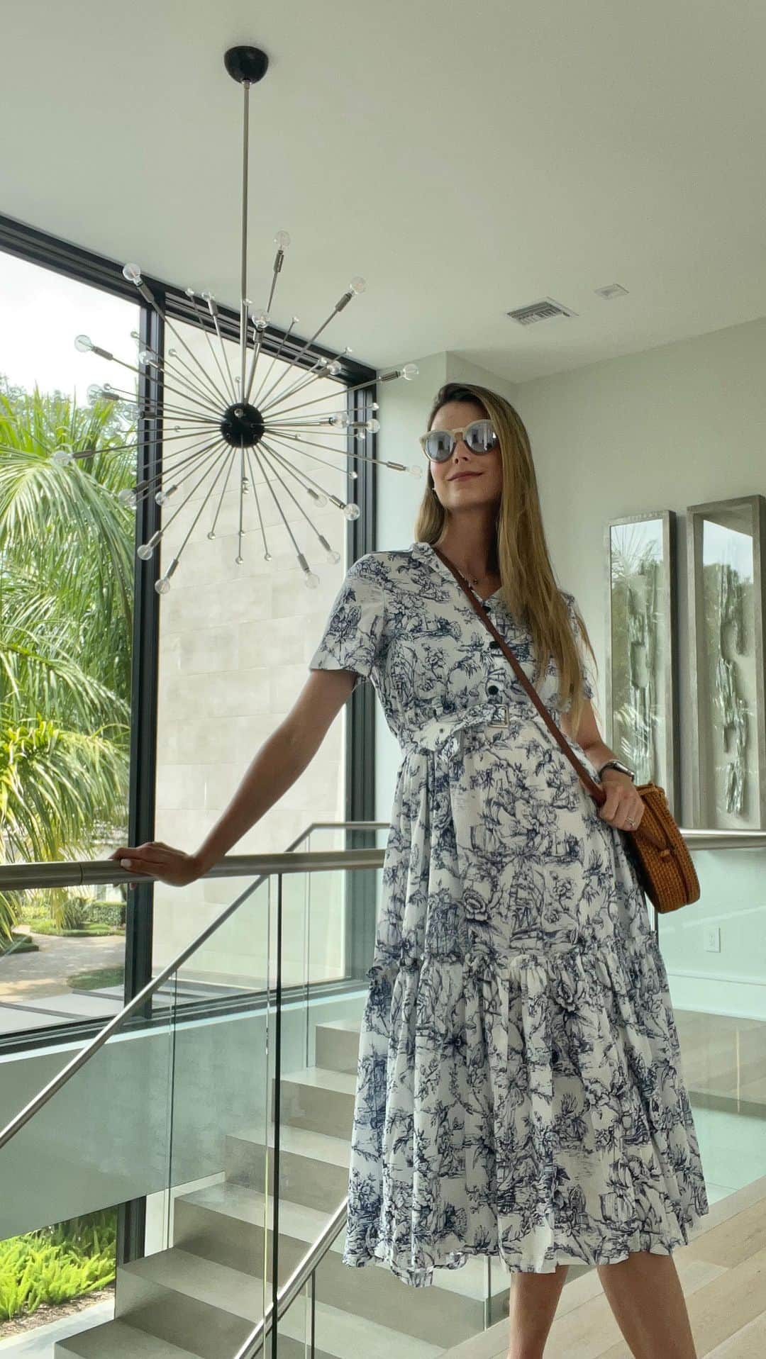 ステファニア・フェルナンデスのインスタグラム：「Particularmente me gustan los vestidos así en esta etapa de embarazo 🤰🏻 amo sentirme fresca, libre y cómoda.   👗 @themellieshop 🤩」