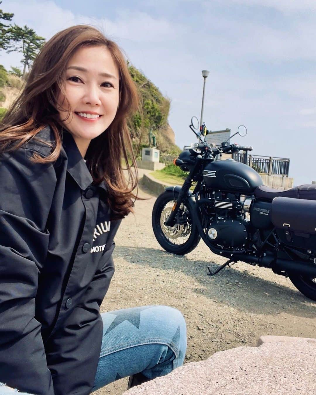 吉永愛さんのインスタグラム写真 - (吉永愛Instagram)「おはよう☀  #愛loveバイク🏍  #海沿いライダー  #バイクステッカー  #トライアンフボンネビル #夫婦ライダー  #バイク  #バイク女子 #女性ライダーと繋がりたい  #バイク好きな人と繋がりたい  #オト女  #アラフィフ」4月25日 7時53分 - a.i.yy