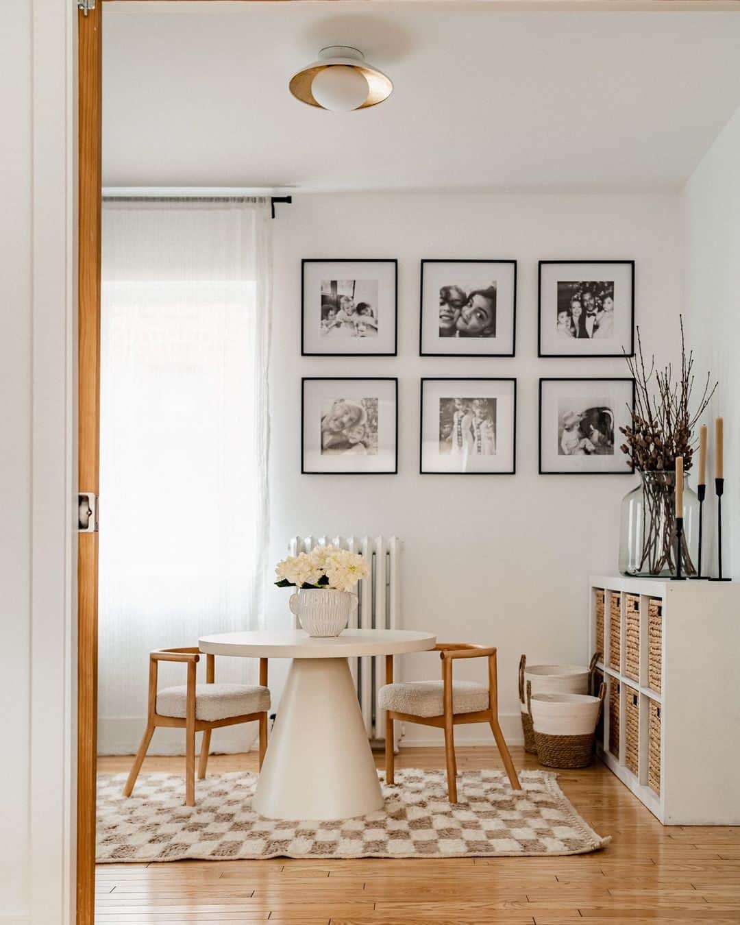 ジャスミン・トゥークスのインスタグラム：「Three ways to work our much-loved Willy play table by @leannefordinteriors into the playroom. Which look is your fave: 🤎 or 🤍?  📷: @ingridinteriors_design_studio + @just_dan_thingz, @wearefreebird  #PlayroomInspo #KidsFurniture #PlayroomDesign #KidsRoomInspo」