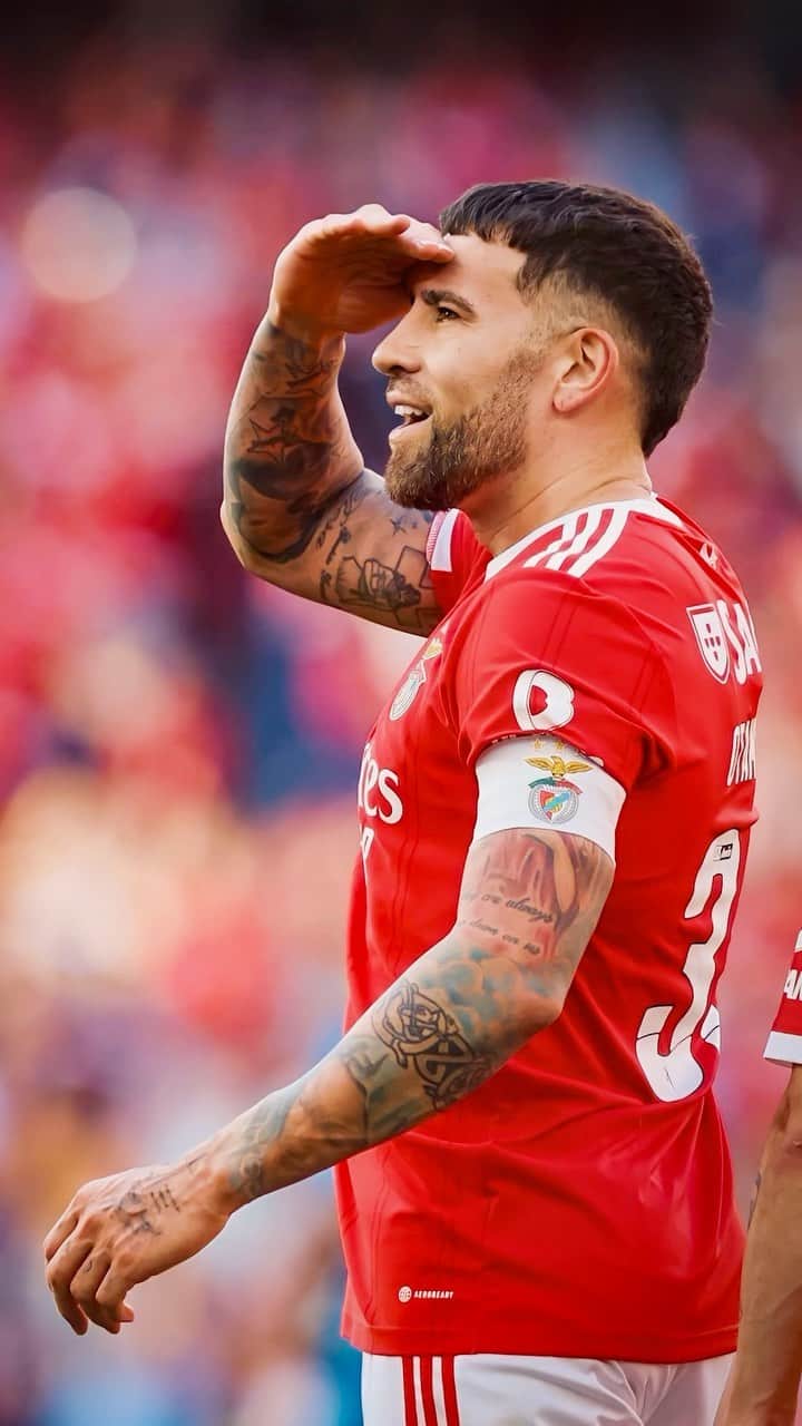 ニコラス・オタメンディのインスタグラム：「#SLBenfica 🫡 🔴⚪️🦅」