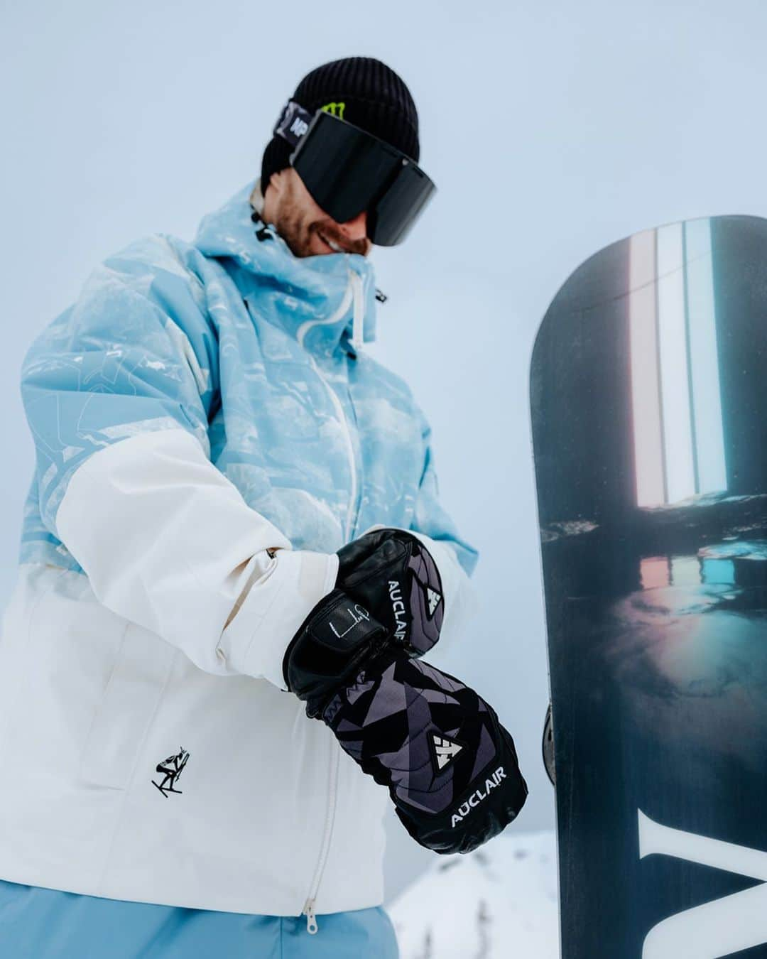 マックス・パロットのインスタグラム：「My @auclairsports promodel mitts kept me warm all winter!! 🙏🏻  photo: @jay_gallant_」