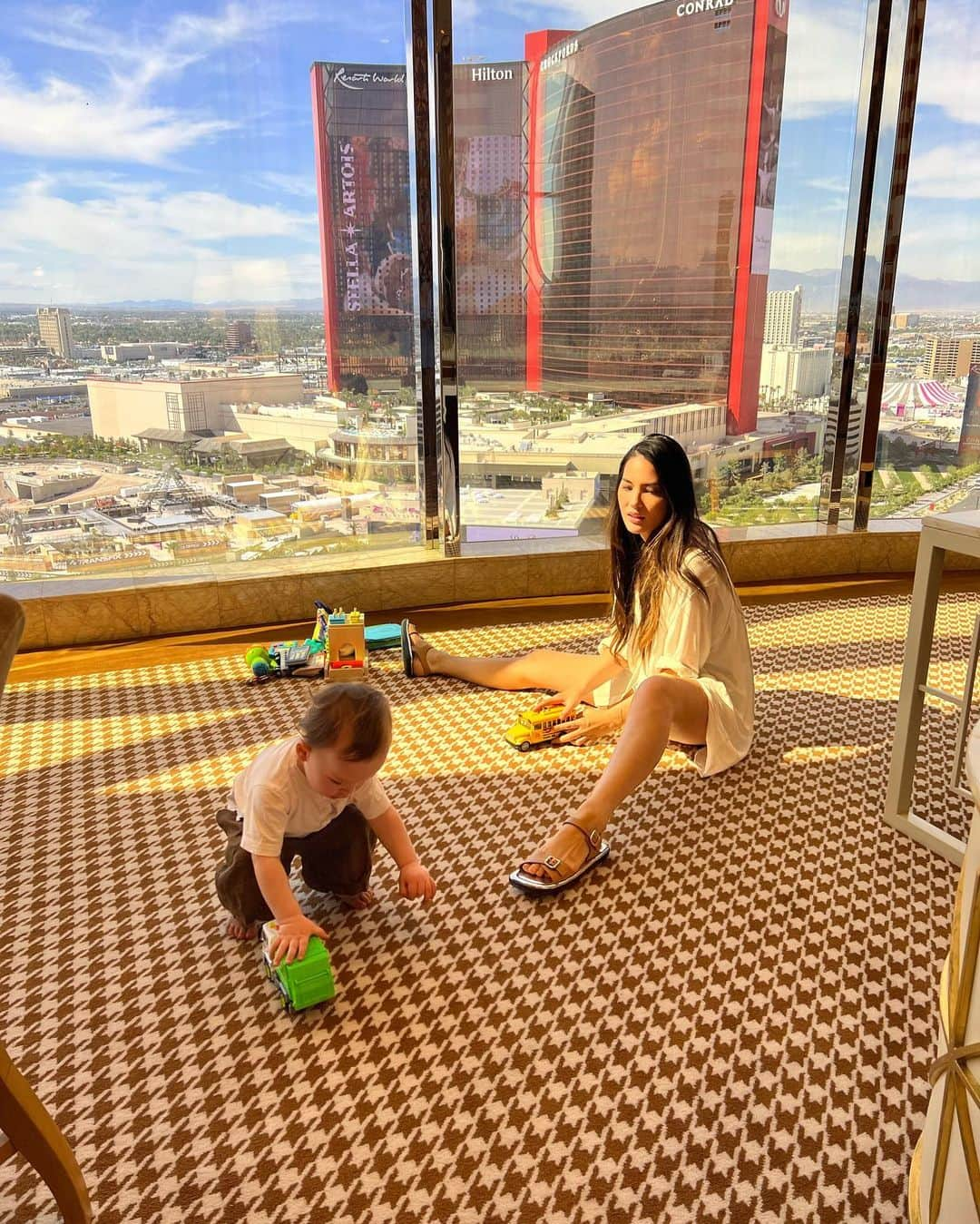 オリヴィア・マンさんのインスタグラム写真 - (オリヴィア・マンInstagram)「Vegas lately…」4月25日 8時11分 - oliviamunn