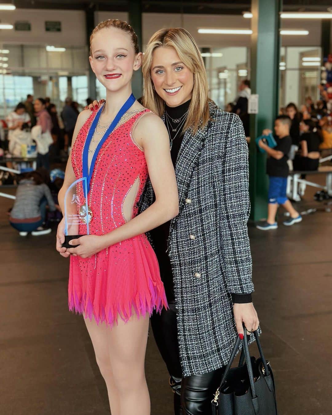 アシュリー・ケインのインスタグラム：「grateful I was home these last couple of weeks to work with all of our skaters & be there for their first competition of the season!   so proud of all of you ☺️」