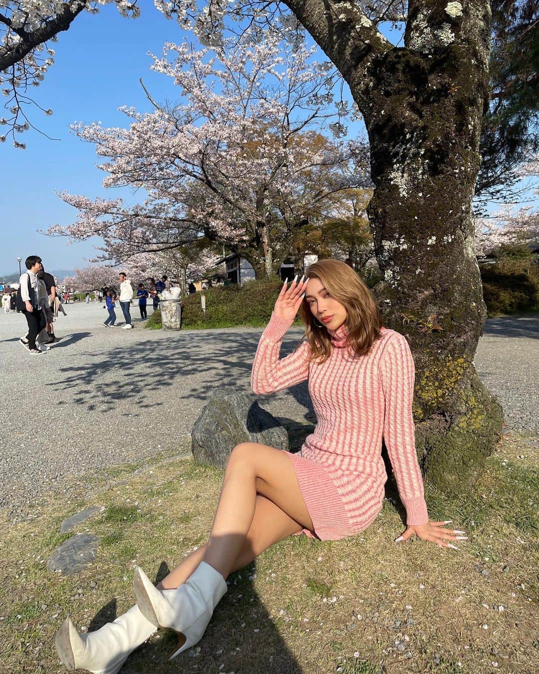 えまぽち(穂波エマ)のインスタグラム：「今年は特に桜にうっとりしてた🌸 体調崩しまくりの春やった🤦🏼‍♀️ 今でも鼻水との戦いだぜ⚔💧  今回も《 @unite_ryoma 》さんに かわいい髪色にしてもらった🫶🏽 いつも髪の毛の美しさを重視してもらいながら 可愛い色にしてくれて感激でございます🙏🏼💕  #newcolor #hair #haircolor  #sakura #instagood」
