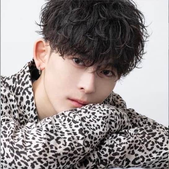鈴村梨公のインスタグラム：「ご報告  この度、国家試験の筆記が不合格となり バイト雇用という形で働かせていただいていることを お伝えさせていただきます。  ただ、自分自身今は不利に捉えているわけではなく、 周りには与えられていない練習期間が出来たなと プラスに捉えています。 美容師としてフロアに立ちもうすぐで1カ月が 経とうとしていますが、この結果が僕の美容師人生を 邪魔しているかと言われれば答えは  “全く邪魔していないです”  何故ならこの結果を受けて僕は目標ができました。  “一年で必ずスタイリストデビュー”  この半年間の時間を使い、GOALDにしかない 真の技術力を徹底的に叩き込み 一年後必ず周りの人達のやらかしたと 思う気持ちを覆すと同時に、1人でも多くの方の背中を ”スタイリスト”として後押しさせてもらいたいと思っています。  僕は今、施術ができない分主に受付や アシスタント、スタイリストの方達のヘルプとして 入らせていただいたり、お客様と会話をする事を 中心に働かせていただいています。 その際、自分で言うのはおかしな話ですが  “僕と関わったお客様を確実に ポジティブな気持ちにさせられているな”  と自信がもてています。  それを現段階で行えているのは、遠回りに思えた 3年間の経験や、僕が生きてきた23年間が驚く程 今になって生きているからです。  当時、僕が美容師になりたいと願った 18歳の時のサロンの空気感を作る側になった今、 免許が無いからと落ち込んでいる暇も 時間を無駄にする事も許されません。 確かに初めこそ劣等感を感じる瞬間がありましたが、 美容師、プロとしての自覚を持つ大切さを改めて学び 日々フロアに立たさせていただいています。  僕はお客様と会話をする事が好きです。 その当時、僕は髪型もそうですが、会話をする中で 本当に前向きな気持ちになることができました。 こういう美容師になりたいと思い続けて 気づけばもう5年が過ぎ去ろうとしています。  今回の国家試験も準備はしていました。 だけどあと1点が足りなかった。 1点に泣いたこの結果により動いた感情が ”いつか今のように誰かの為”になるかもしれない。 そんな期待を背負いながら引き続き半年間全力で ”プロとして”立たさせていただきます。  こんな経験俺しかしてない。 俺にしか伝えられない事も沢山あると思っています。 ただの美容師ではなく、 ”貴方の思うここにしかいない美容師”になれると思います。 神様いつも安牌な人生にしてくれなくてありがとう。  必ずカリスマになります。  #美容師 #メンズヘア #名古屋 #メンズサロン #goald #メンズヘア整形 #美容学生 #パーマ #パーマスタイル #goald #ヘアセット #メンズファッション #メンズパーマ  #kinggnu #ツイストスパイラル #ツイストパーマ #ケアパーマ#ツイスパ#センターパートヘア#ツイストスパイラルパーマ #ミディアムウルフ#センターパートウルフ#波巻きパーマ #波巻きスパイラル」