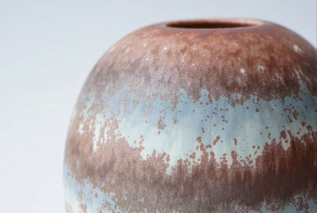 岩崎龍二さんのインスタグラム写真 - (岩崎龍二Instagram)「#煌赫+ . #ブルーグレー . #花器 . #器 #陶器  #岩崎龍二  #工芸 #陶瓷 #도예 #potter  #pottery #potterie #Poterie #porcelain #ceramic #ceramica #keramik #ryujiiwasaki #glazed #design」4月24日 23時16分 - iwasakiryuji