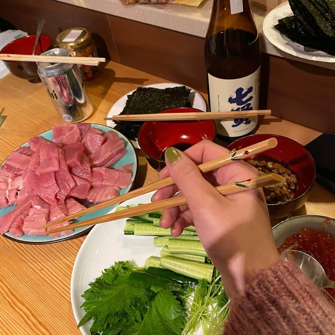 由利華さんのインスタグラム写真 - (由利華Instagram)「🥢マイ箸🥢 ⁡ ⁡ 実は最近、マイ箸を持ち歩くのにハマってます🤤（急） ⁡ 元々食器やお箸が大好きで、、、、 気に入ったものがあれば集めていたのですが、、🤲 ⁡ 食べ物って何のお皿で食べるのか、何のお箸で食べるのか、によっても 美味しさって変わるな、、と個人的に思っていて、、😌 ⁡ どこでも美味しく、自分の好きなお箸で食べたいな、と思ってたまに持ち歩いてたのですが 『そういやマイ箸って、割り箸を使わなくても済むしめちゃエコだな🤔』と気付き、 最近は毎日肌身離さず持ち歩いてます😎✌️（たまに忘れるけど、、笑） ⁡ 飲食店でマイ箸。 お友達の家のご飯会でもマイ箸🥢😎 ⁡ 自分のお箸で食べるようにするだけで 環境活動に貢献できてると思うとめちゃ嬉しくなる🥹 もう持ち歩いてる方もいるかもやけど、、、 ⁡ まだの方是非いいい🤤 ⁡ ⁡ ⁡ ⁡ p.s いつかバッタリ、マイ箸持ってる友達に出くわしたいな、、笑 ⁡ ⁡ ⁡ ⁡ #SDGS #環境省アンバサダー #森里川海アンバサダー ⁡ ⁡ #code #fashion #ショートカット　#ライブ　#シンガー　#シンガーソングライター　#歌手 #歌い手　#ボブ　#ピンクヘア　#cover #歌ってみた　#マイ箸」4月24日 23時17分 - yurippe0804