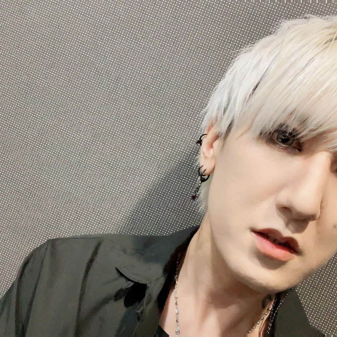 のインスタグラム：「と言うわけで改めてAFTER THE DIVE初日の札幌お疲れ様でした!! 髪の毛が伸びてちょっと闇属性っぽくなれてきた！明日は2日目。  沢山声出していいから、声出せる人は出してだし！もちろんまだ出したくないなぁってコもいると思うから無理はしなくていいです！  明日も楽しんでこー！」