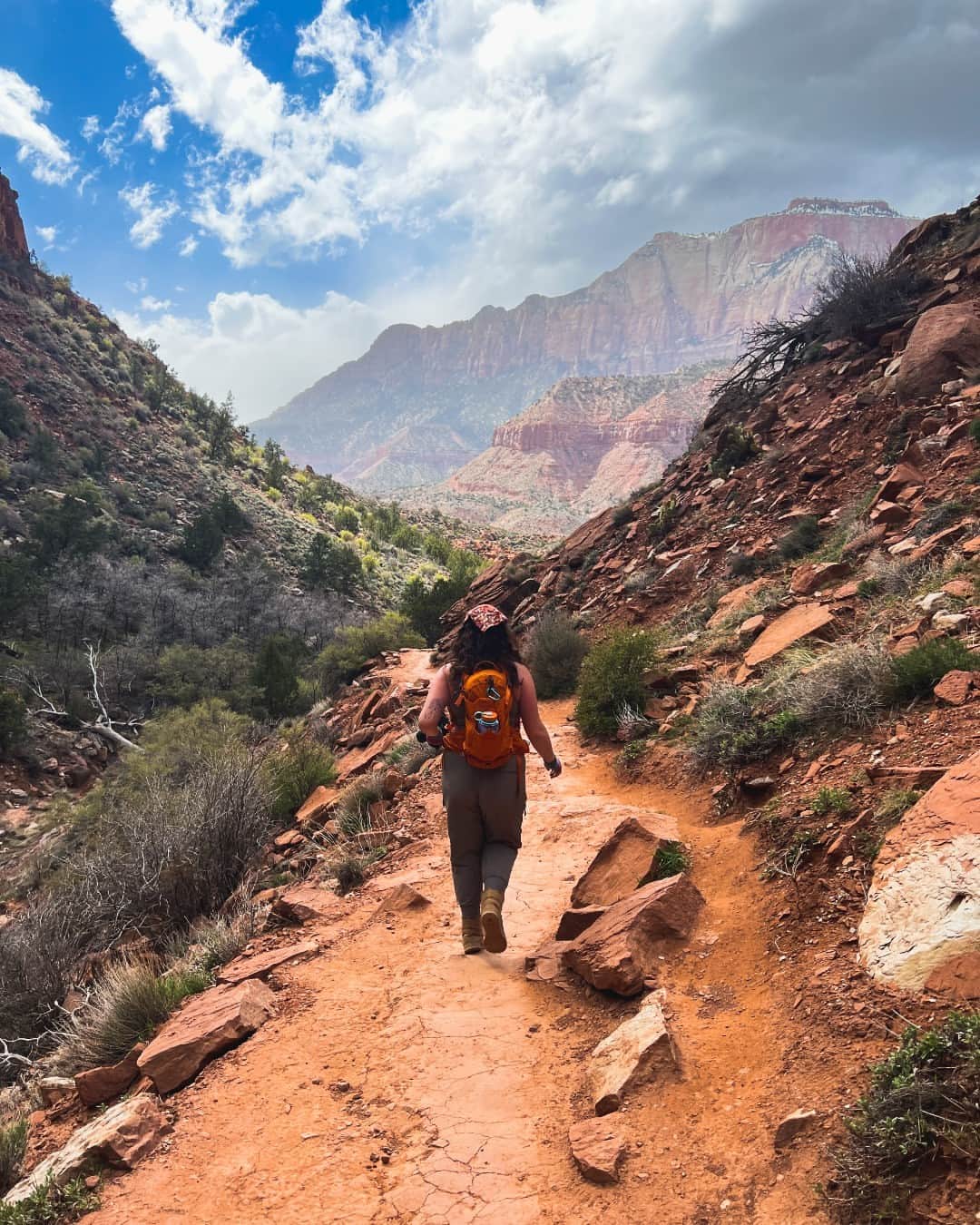 オスプレーのインスタグラム：「Do you pick your pack to blend in or stand out? | 📷 @Flyingbymytwenties | Featured pack from the Raptor/Raven Series | #OspreyPacks」