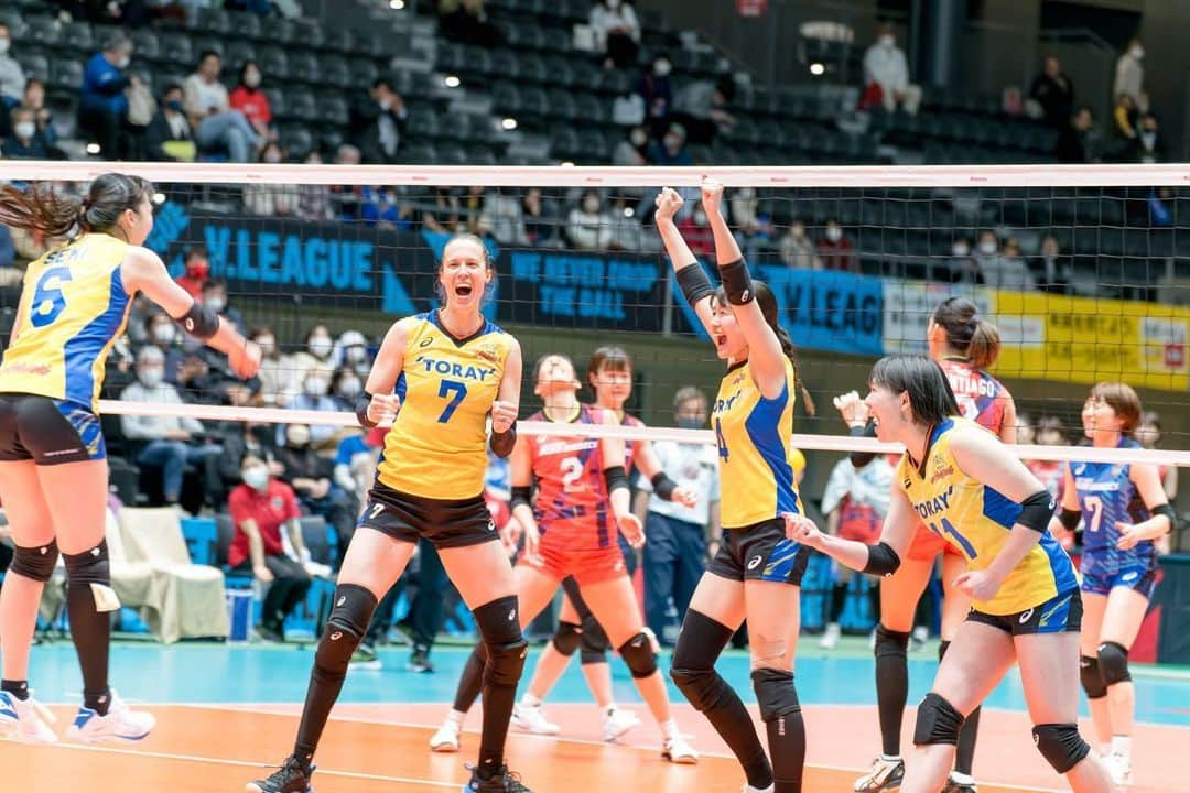 小川愛里奈さんのインスタグラム写真 - (小川愛里奈Instagram)「・ 2022/23Vリーグ 準優勝 たくさんのご声援ありがとうございました。 今季のVリーグでは準優勝の形で終わってしまい悔しい気持ちではありますが、最高なメンバーと最後まで戦う事ができました。 そしてどんな時でも一緒に戦って下さり本当に本当にありがとうございました💘  ※いつも素敵なお写真ありがとうございます📸 何枚かお借りしています🙇‍♀️  #覇気 #東レアローズ」4月24日 23時20分 - o.eri12