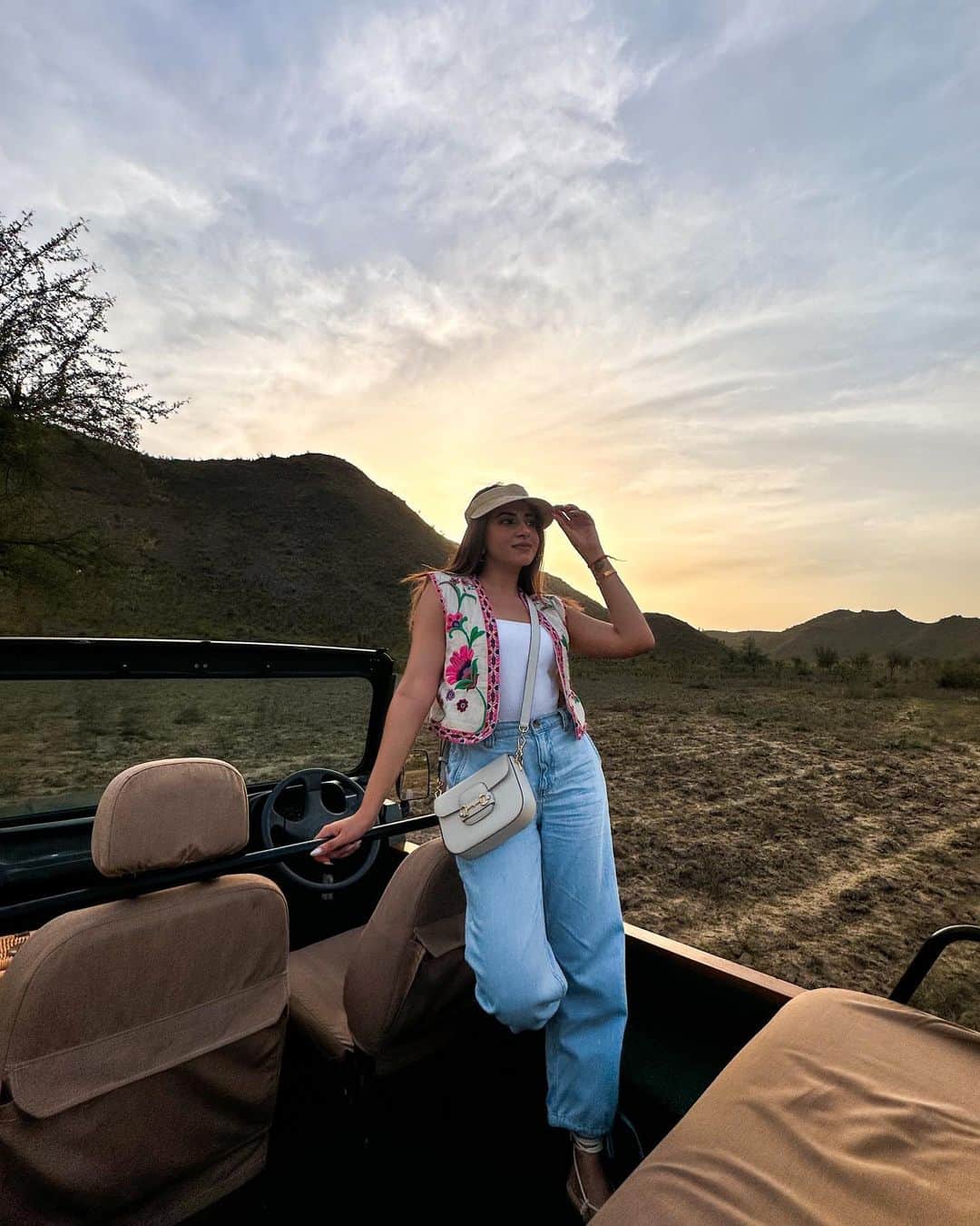 Aashna Shroffさんのインスタグラム写真 - (Aashna ShroffInstagram)「@amanbagh took us on their well loved Cow Dust Tour, which basically means a tour at twilight, or the end of a working day. The sunset, the bird spotting, and getting to meet the locals from the nearby villages, easily made it the best evening from our trip 🤍  #hosted」4月24日 23時24分 - aashnashroff