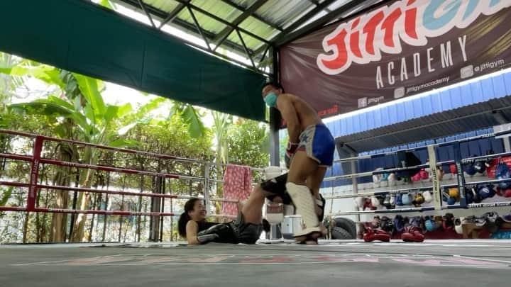 壽美のインスタグラム：「@daydodden Thank you every day😌🙏🏽🥊 ミット毎日もってくれて、今日もずっとマスしてくださった🥊何回こかされたかわからないけど、原理とかもわかりやすく教えてくれた😭🙏🏽マスターできるように頑張る！」