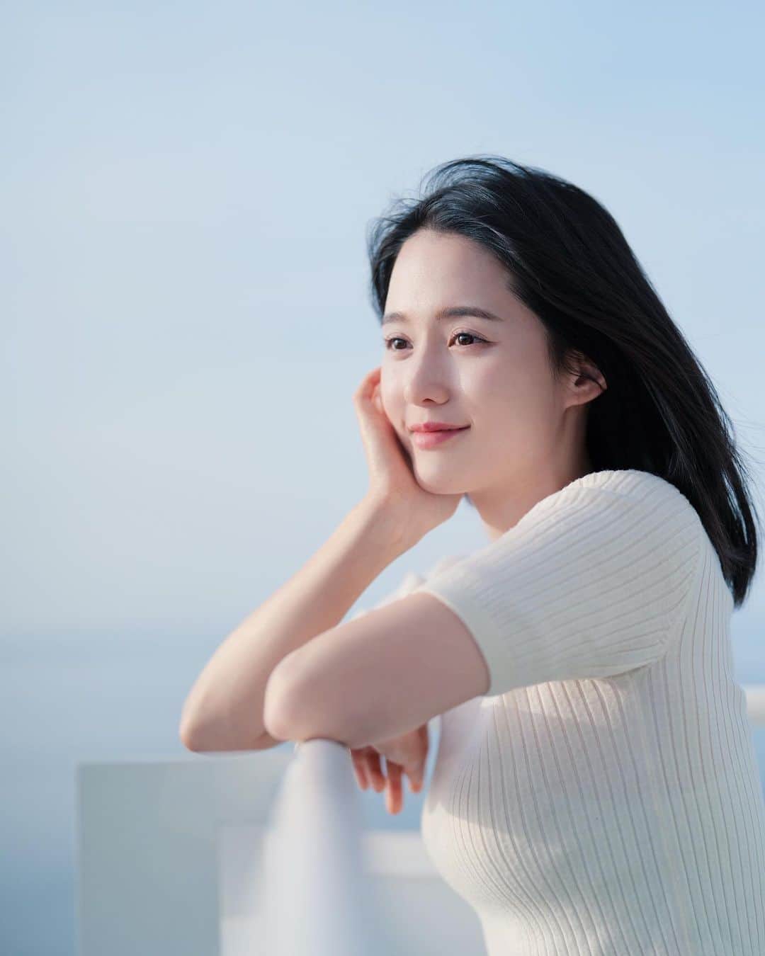 ナム・ボラのインスタグラム：「🌤️✨」
