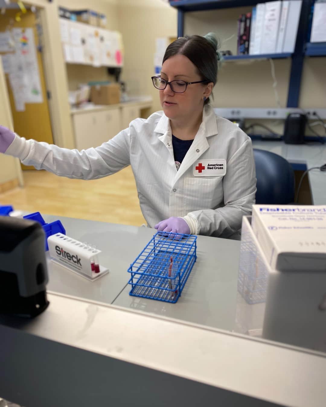 ネーブ・キャンベルのインスタグラム：「At the Red Cross, we have a different meaning for IRL ➡️ Immunohematology Reference Lab.  To help explain what this means, Sarah Malenfant has taken us #BehindTheScenes of her job in Richmond, Virginia. Sarah works in the immunohematology reference lab (IRL) to test donated blood and work with hospitals to find the most compatible blood for patients who have rare blood types and are in need of a blood transfusion.   Many of the people Sarah helps are patients with sickle cell disease. These patients may require frequent blood transfusions throughout their lifetimes to treat complications from the disease. Because of how many transfusions they may have, some patients develop an immune response against blood from donors that is not closely matched to their blood type.   “We have patients that, when I see their names coming through, I feel like I know them even though I’ve never met them,” said Sarah. “When I see their names, I know the exact blood matches they need.” #LabWeek」