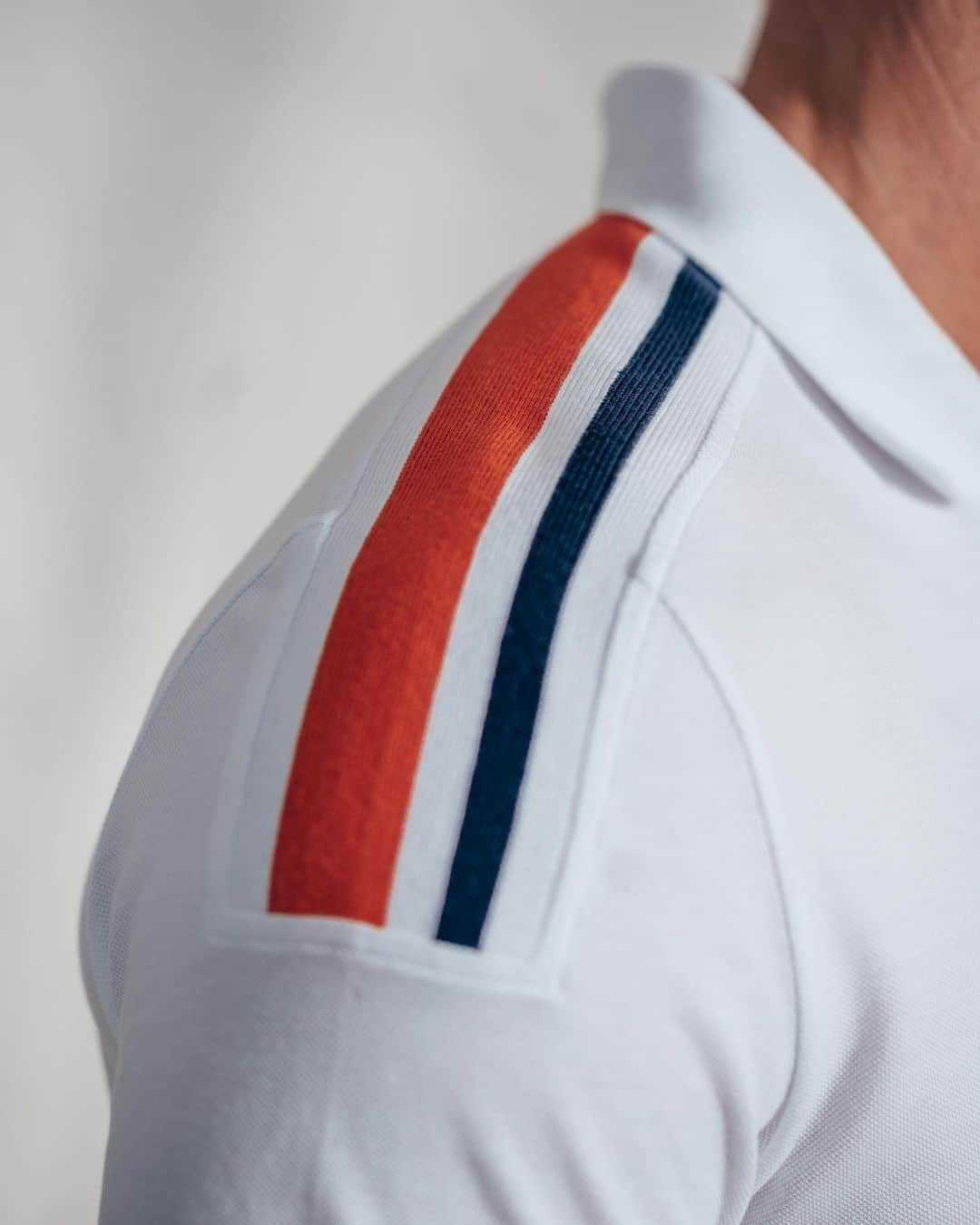 ヘンリロイドのインスタグラム：「In honour of our 60th Anniversary, we’re proud to introduce the limited-edition Freo Stripe Polo. Inspired by Dennis Conner’s legendary victory in the 1987 America’s cup in Fremantle, this polo is a true symbol of yachting history. Crafted with the highest attention to detail and made from 100% organic piqué cotton in Europe, it features the iconic Diamond and Crown & Laurels logo. Available in Navy and White, don’t miss out on this exclusive piece while stocks last - HL #henrilloyd #polo #60thanniversary」