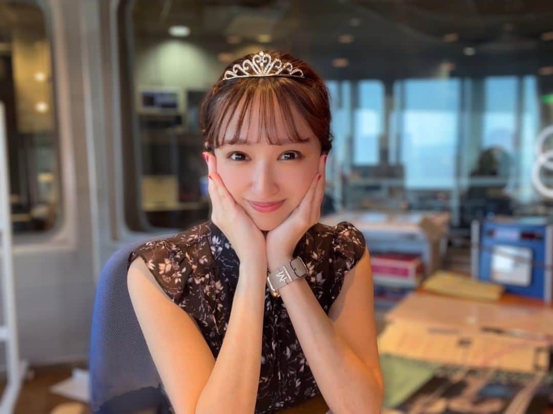 髙木萌香のインスタグラム：「👸🏼🫖  オードリー・ヘプバーンの写真展に行ってから私の中でオードリーブームが再熱♡  オードリーは大きなコンプレックスを抱えていて、美しく見せるための努力を怠らなかったそうです。スクリーンで見せる外側の美しさは、実は内側から溢れる魅力や努力の賜物だったのかも、、、  “自分の欠点から目をそらさず、きちんと向かい合い、欠点以外に磨きをかけるのです。”  4月、、、色々自分の欠点と向き合わなきゃいけないことが多くて心が折れたけど。 でもちゃんとどこかで必ず向き合わないといけなくて、、、同時に何か自分自身の好きなところを見つけてそれを伸ばせたらいいよね。  時間ができたら全作品見返したいなあ🫧  #オードリーヘップバーン #audreyhepburn #佐野美術館 #オードリー」