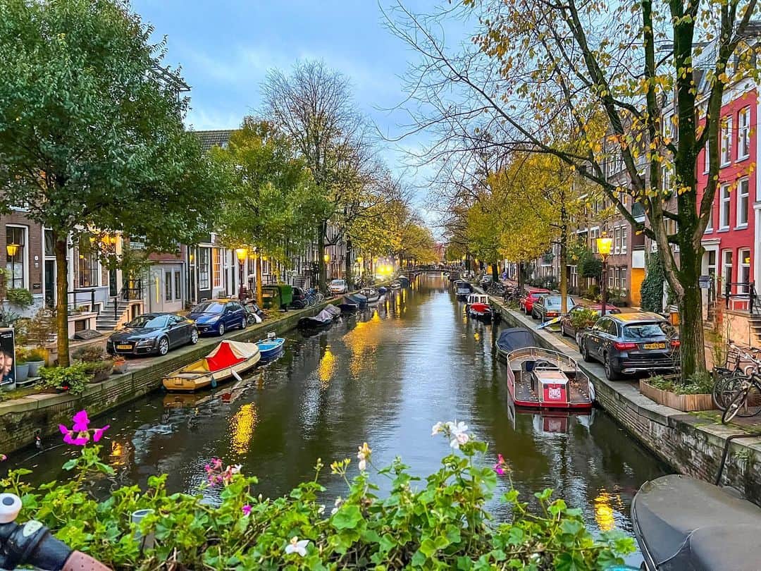 かにゃのインスタグラム：「夕暮れ時の運河が美しい…🚤 いつも歩いてるとすぐ立ち止まって写真撮っちゃう🤳 まるで映画の世界✨飽きない街並み🌷  . . .  #canal #canals #canalsofamsterdam #amsterdamcanals #livinginamsterdam #amsterdam #amsterdamcity #amsterdam🇳🇱 #amsterdamlife #netherlands #netherlands🇳🇱 #holland #アムステルダム #アムステルダム生活 #アムステルダムライフ #オランダ移住 #オランダ #オランダ生活 #オランダ在住 #ヨーロッパ #ヨーロッパの街並み #ヨーロッパの風景 #運河 #美しい #美しい景色 #美しい風景 #風景 #風景写真 #風景写真を撮るのが好きな人と繋がりたい #街並み」