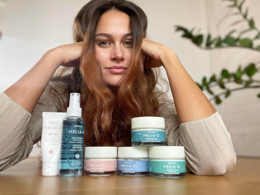ズザンナ・ヤカボスのインスタグラム：「Íme a kialudt fejem 🤪 és a termékek, amik napjaim részesei és amiket szeretnék Nektek kisorsolni. 🤗   3 db ajándékcsomagot tudtok most nyerni, figyeljetek csak!    A játékban való részvételhez:   ☀️Kövesd a @heliad_magyarorszag és az én oldalamat ☀️Like-old ezt a képet! ☀️Kommentben jelöld meg 2 barátodat itt a kép alatt, akik szintén örülnének a nyereménynek!  A játék május 2-ig tart, sorsolás aznap este 8-kor. A nyertesek nevét a poszt alatt kommentben fogom kihirdetni.  A csomag tartalma:  -Helia-D Hydramax Mélyhidratáló Éjszakai Krémgél  -Helia-D Hydramax Mélyhidratáló Krémgél Normál bőrre (vagy ha száraz/érzékeny bőrtípusa van a nyertesnek, annak megfelelő krémet küldünk)  -Helia-D Hydramax SPF 50+ Fényvédő Arckrém  -Helia-D Hydramax C-vitamin & Hialuron Duo  *A játékban való részvétel kizárólag akkor érvényes, ha minden lépést teljesítettél, mindenkit bekövettél!  *A nyereményjáték nem az Instagram által szponzorált.  A játékban való résztvevők ezzel elfogadják az Instagram használati szabályzatát.   Játékszabályzatot megtaláljátok a biom-ban!  . . . #heliad #heliadhydramax #mélyhidratálás #nyereményjáték #hirdetés」