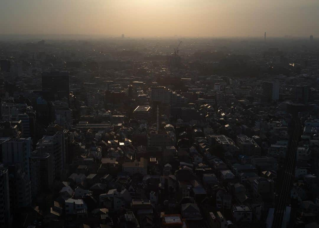 羽坂譲人さんのインスタグラム写真 - (羽坂譲人Instagram)「Letting myself dive into new world. Through facing and dealing with each unknown situation, starting to seek for things that match with my capability intuitively or consciously, and I come along with aligning and mixing all new world through fails and successes as result. I mean this in a way ‘growth’, eventually we say ‘evolution’. . We can get a feeling that we grow with success. We can say we grew as we could cover a step wider.  And here we definitely have a turning point. To "take wings" or to "spread roots" as next step. . Wing and root is functionally incompatible. But both affects the direction of which way to evolve. Both have huge possibilities. . Fly up the sky with weighing lighter, stronger wings and see everything from up haze above. Or growing roots deep into the ground, nourishing from stem to thick trunk, and bloom with huge leaves. Of course there are numerous ways of evolution cases. . But each case was historically fatal. In a single lifetime, plants taking root can’t fly through the sky, and birds don’t know the world underground. Now we can see the history and process of evolution, and the fact that earth has sky, sea, and mountains. Also we have the ability to wear wing, and spread root. Then which way should I choose? It’s an envious dilemma. Or anyway, both in one time? . And I can’t stop dreaming without sleep, the next morning comes without any changes 🤷‍♂️ Today is another day. #everyday  . 無理やり新しい環境に身を置いてみる。難しい局面ばかりが目の前に現れる。意識してか本能的にか、とにかく自分にできることを探し始め、そこから手をつけてなんとかしていく。今までの自分との共通点を見つけ、全く新しい世界との境界線を馴染ませていく。これをある意味成長といい、ひいては進化ということになる。 . 何かを成し遂げると、成長している実感を得ることができる。実際、ひとつ広い領域をカバーできるようになるのだから、成長していると言えるのだろう。 . そしてここに必ず、ターニングポイントがある。 その次は、根を張っていくのか、翼を手に入れるのかだ。根と翼は、機能的には相容れないが、どちらも進化の方向性を大きく左右する。どちらも大きな可能性を秘めている。 . 身を軽くし、翼の力をどんどんつけて、大空を駆り、海を渡るか。地中深く根を張り、養分を吸収して茎から幹へ。大きな葉をたくさん携えて花を咲かせるのか。もちろんその中間をいく無数の進化の過程がある。 . ただ、それらは選べなかった。一度の生涯において、根を張った植物は空を飛べないし、鳥は地中深くの世界を知らない。根も翼もひれも持っていないが、今や地球には空と海と山があると当たり前のように知ってしまった。そして、根を張る力も翼も手に入る。としたら、どっちを選ぶべきか。これは贅沢な悩みなのかもしれない。いやいや、やっぱり両方なのか？ . なんてことを眠れもせずモヤモヤと妄想しきったころ、何ひとつ変わらない次の朝がやってくる 🤷‍♂️ 毎日楽しいったらありゃしないぜ。」4月24日 23時44分 - _f7