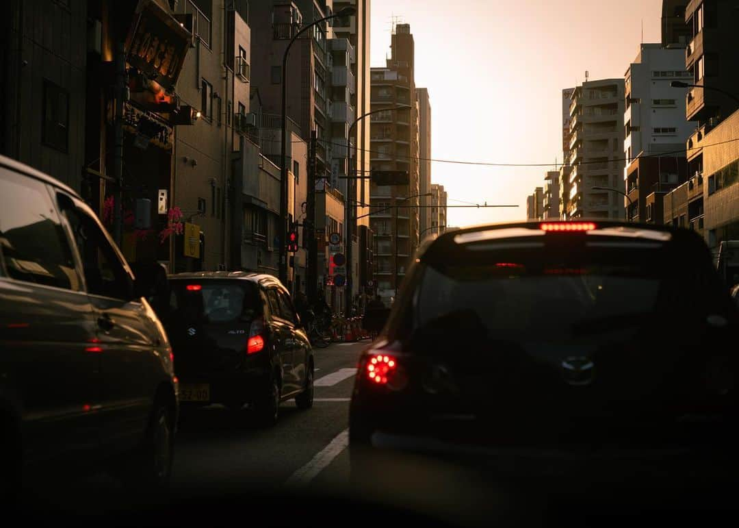 羽坂譲人さんのインスタグラム写真 - (羽坂譲人Instagram)「Letting myself dive into new world. Through facing and dealing with each unknown situation, starting to seek for things that match with my capability intuitively or consciously, and I come along with aligning and mixing all new world through fails and successes as result. I mean this in a way ‘growth’, eventually we say ‘evolution’. . We can get a feeling that we grow with success. We can say we grew as we could cover a step wider.  And here we definitely have a turning point. To "take wings" or to "spread roots" as next step. . Wing and root is functionally incompatible. But both affects the direction of which way to evolve. Both have huge possibilities. . Fly up the sky with weighing lighter, stronger wings and see everything from up haze above. Or growing roots deep into the ground, nourishing from stem to thick trunk, and bloom with huge leaves. Of course there are numerous ways of evolution cases. . But each case was historically fatal. In a single lifetime, plants taking root can’t fly through the sky, and birds don’t know the world underground. Now we can see the history and process of evolution, and the fact that earth has sky, sea, and mountains. Also we have the ability to wear wing, and spread root. Then which way should I choose? It’s an envious dilemma. Or anyway, both in one time? . And I can’t stop dreaming without sleep, the next morning comes without any changes 🤷‍♂️ Today is another day. #everyday  . 無理やり新しい環境に身を置いてみる。難しい局面ばかりが目の前に現れる。意識してか本能的にか、とにかく自分にできることを探し始め、そこから手をつけてなんとかしていく。今までの自分との共通点を見つけ、全く新しい世界との境界線を馴染ませていく。これをある意味成長といい、ひいては進化ということになる。 . 何かを成し遂げると、成長している実感を得ることができる。実際、ひとつ広い領域をカバーできるようになるのだから、成長していると言えるのだろう。 . そしてここに必ず、ターニングポイントがある。 その次は、根を張っていくのか、翼を手に入れるのかだ。根と翼は、機能的には相容れないが、どちらも進化の方向性を大きく左右する。どちらも大きな可能性を秘めている。 . 身を軽くし、翼の力をどんどんつけて、大空を駆り、海を渡るか。地中深く根を張り、養分を吸収して茎から幹へ。大きな葉をたくさん携えて花を咲かせるのか。もちろんその中間をいく無数の進化の過程がある。 . ただ、それらは選べなかった。一度の生涯において、根を張った植物は空を飛べないし、鳥は地中深くの世界を知らない。根も翼もひれも持っていないが、今や地球には空と海と山があると当たり前のように知ってしまった。そして、根を張る力も翼も手に入る。としたら、どっちを選ぶべきか。これは贅沢な悩みなのかもしれない。いやいや、やっぱり両方なのか？ . なんてことを眠れもせずモヤモヤと妄想しきったころ、何ひとつ変わらない次の朝がやってくる 🤷‍♂️ 毎日楽しいったらありゃしないぜ。」4月24日 23時44分 - _f7