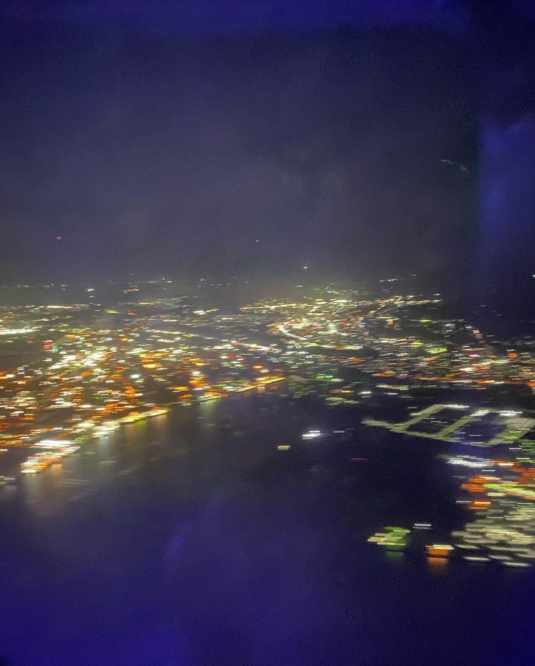 川村エミコのインスタグラム：「キラキラキラキラ✨✨✨✨✨  さよなら〜✨✨✨✨✨✨  #飛行機✈️からの景色 #夜はキラキラ #綺麗じゃ  ✨😊✨😊✨😊✨」