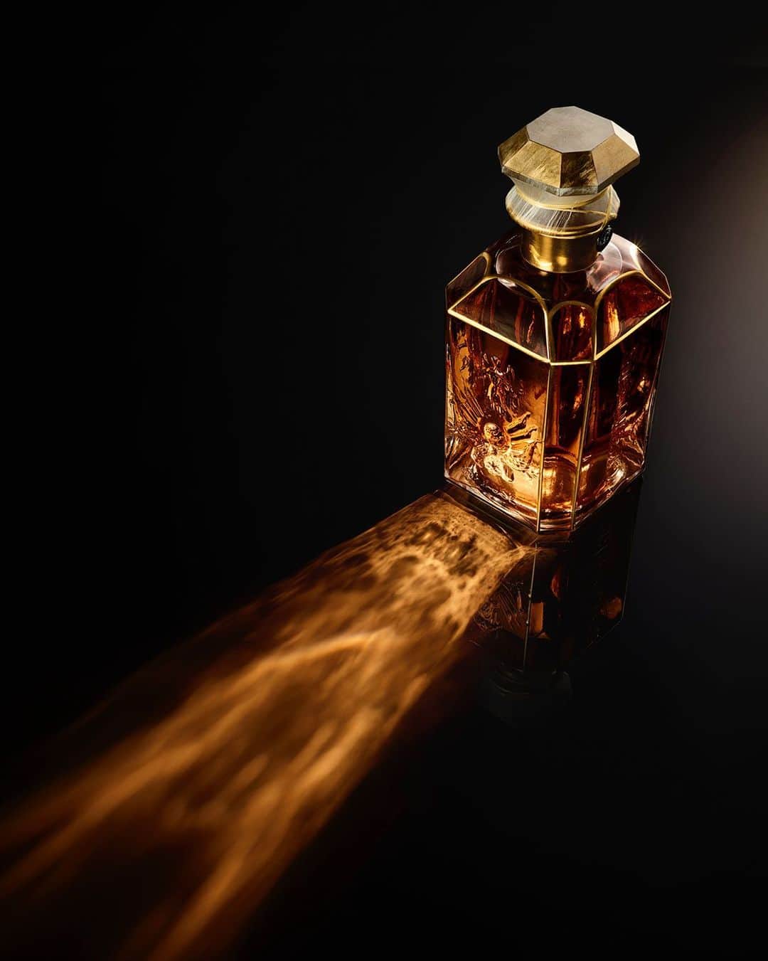 ゲランのインスタグラム：「L'Art & La Matière. From past to present. Heritage to modernity. Raw materials to work of art.​  Exuding unisex sophistication and timeless savoir-faire, the Maison Guerlain's iconic 1870 Square Bottle is reborn for the contemporary era with L'Art & La Matière Collection.  #Guerlain #GuerlainParfumeur #ArtetMatière」