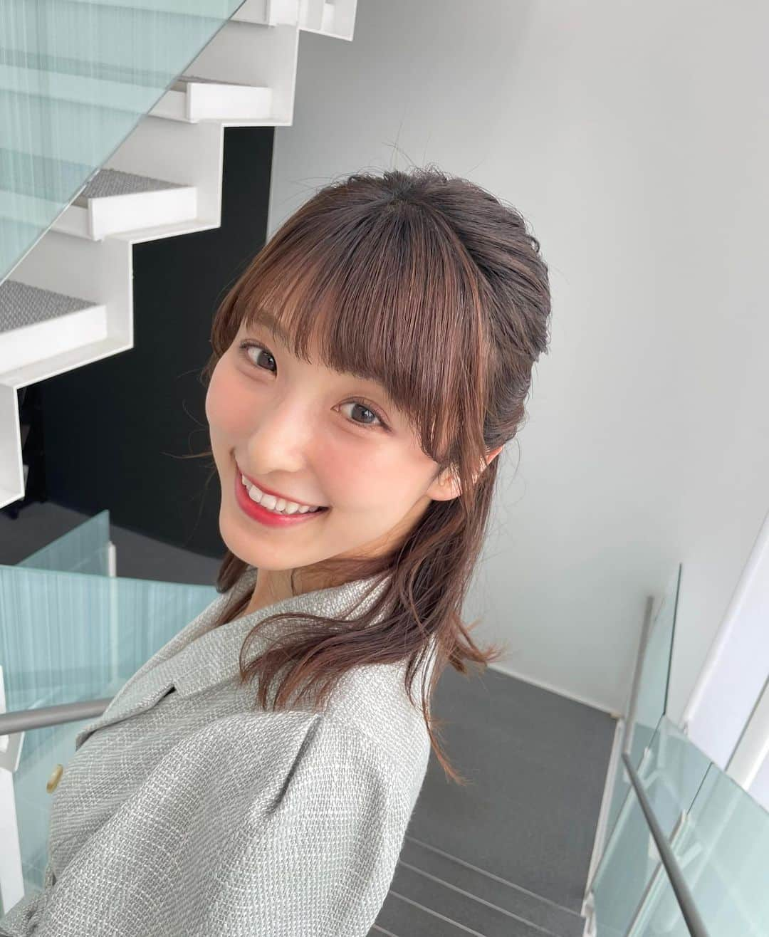 白木愛奈さんのインスタグラム写真 - (白木愛奈Instagram)「先週の土曜版をご覧頂きありがとうございました😊  草薙エリアのてくてくみっけ旅、近くだから行ってみる！という声を聞けて嬉しかったです✨ これから新緑の季節になってきますので、ますますお散歩日和ですね。  ヘアセットが、後ろがバラのようになっていて可愛かったです(*^^*)🌹  #とびっきりしずおか #とびっきりしずおか土曜版 #てくてくみっけ旅 #白木愛奈」4月24日 23時50分 - shiraki_mana